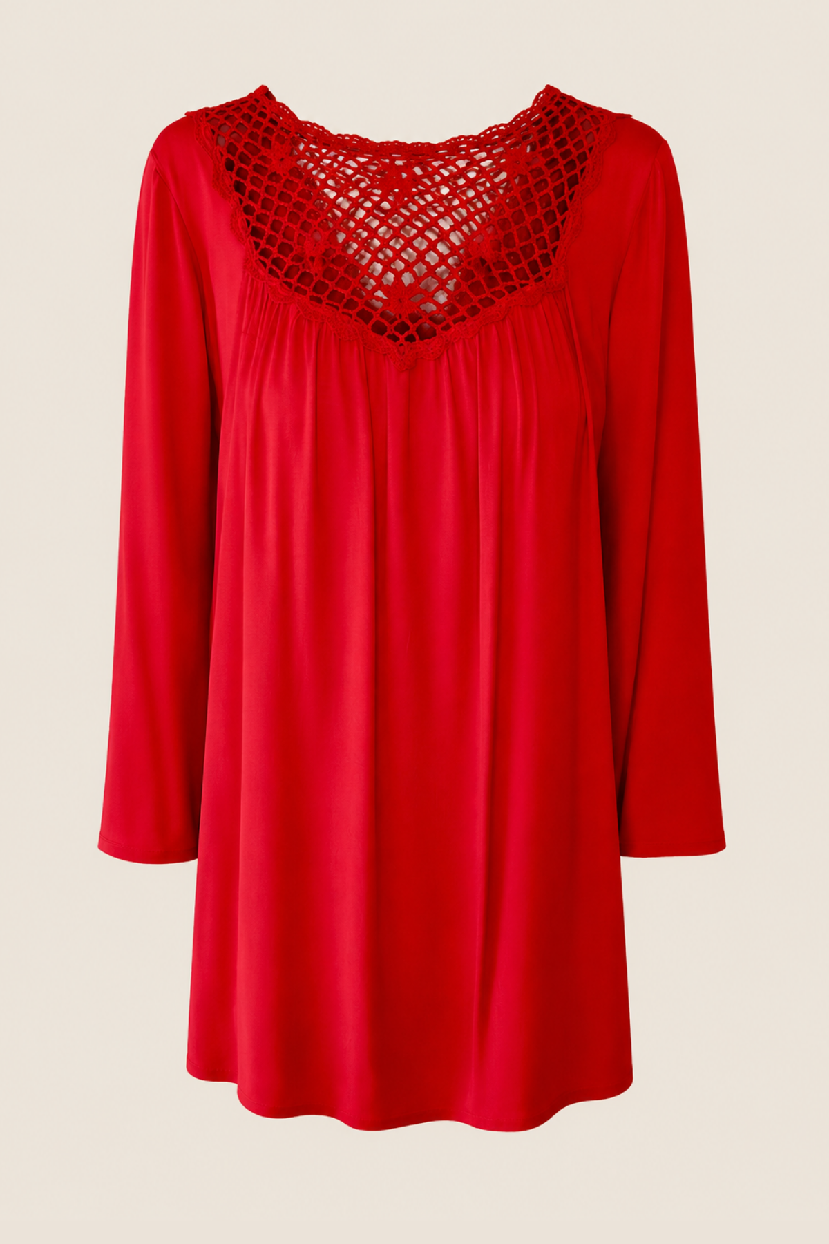 Primer plano del detalle de crochet floral en mangas del vestido rojo Eternal Sunshine, resaltando textura y diseño crepé