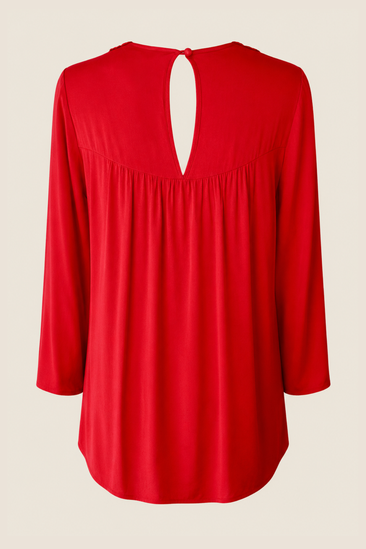 Vista trasera del vestido corto Rosemary en lipstick red, cerrando con ojal y botón ojo de cerradura, sobre fondo neutro