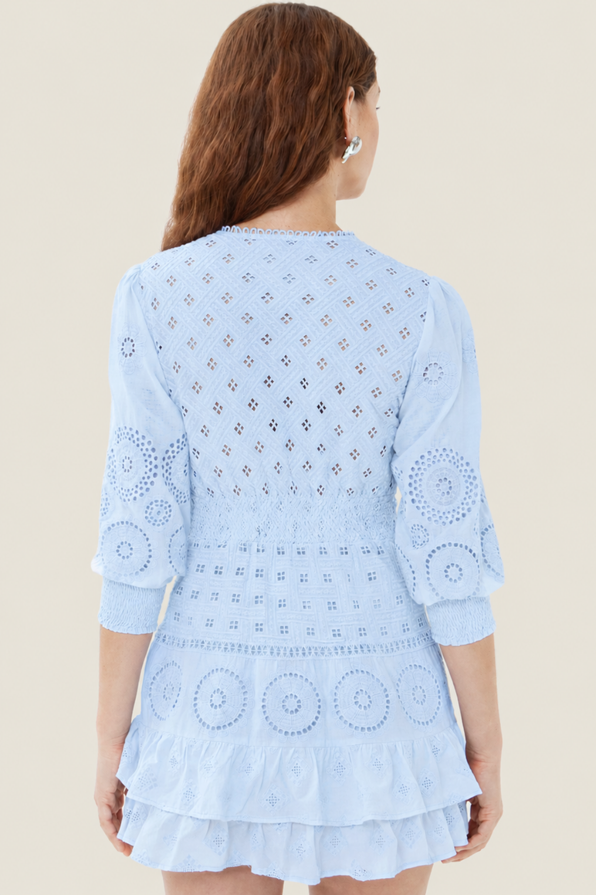 Vista trasera vestido mini con diseño limpio y caída ligera perfecto para outfits de verano y estilo minimal chic