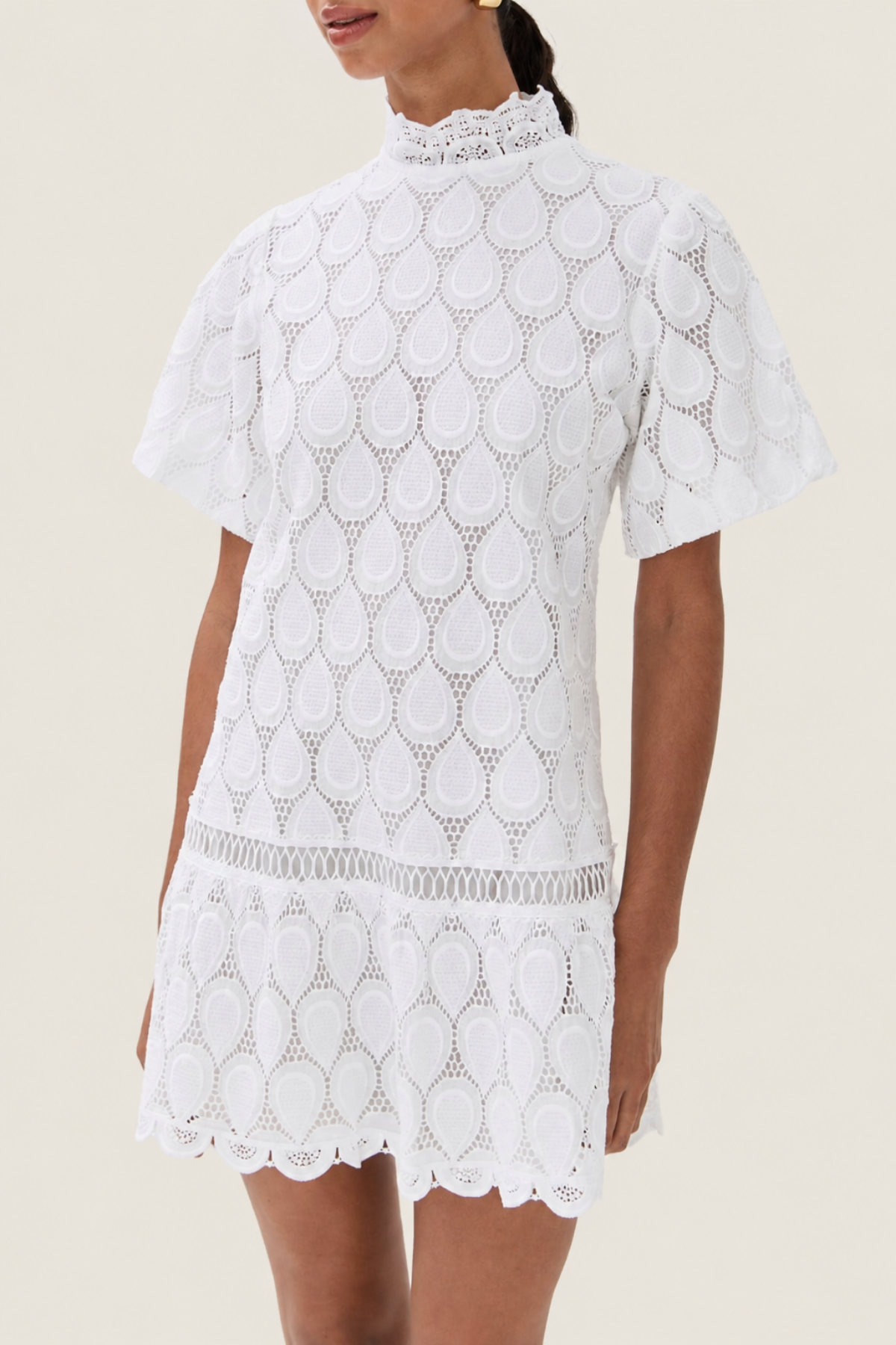 Modelo con vestido corto blanco ligero y sofisticado perfecto para beach club, cenas y looks elegantes de verano