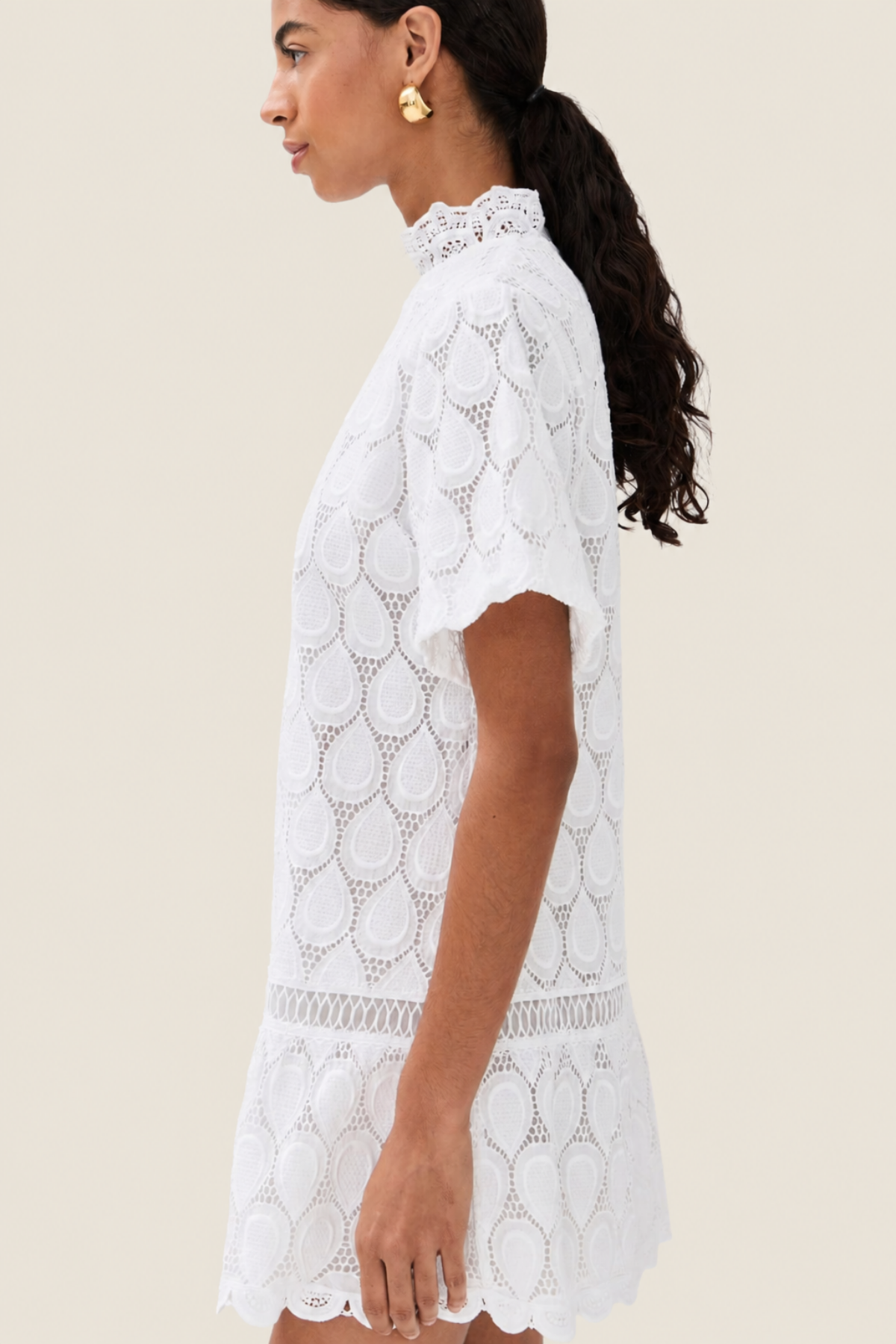 Detalle vestido mini blanco con tejido fluido y acabado premium ideal para outfits summer chic y estilo minimal elegante