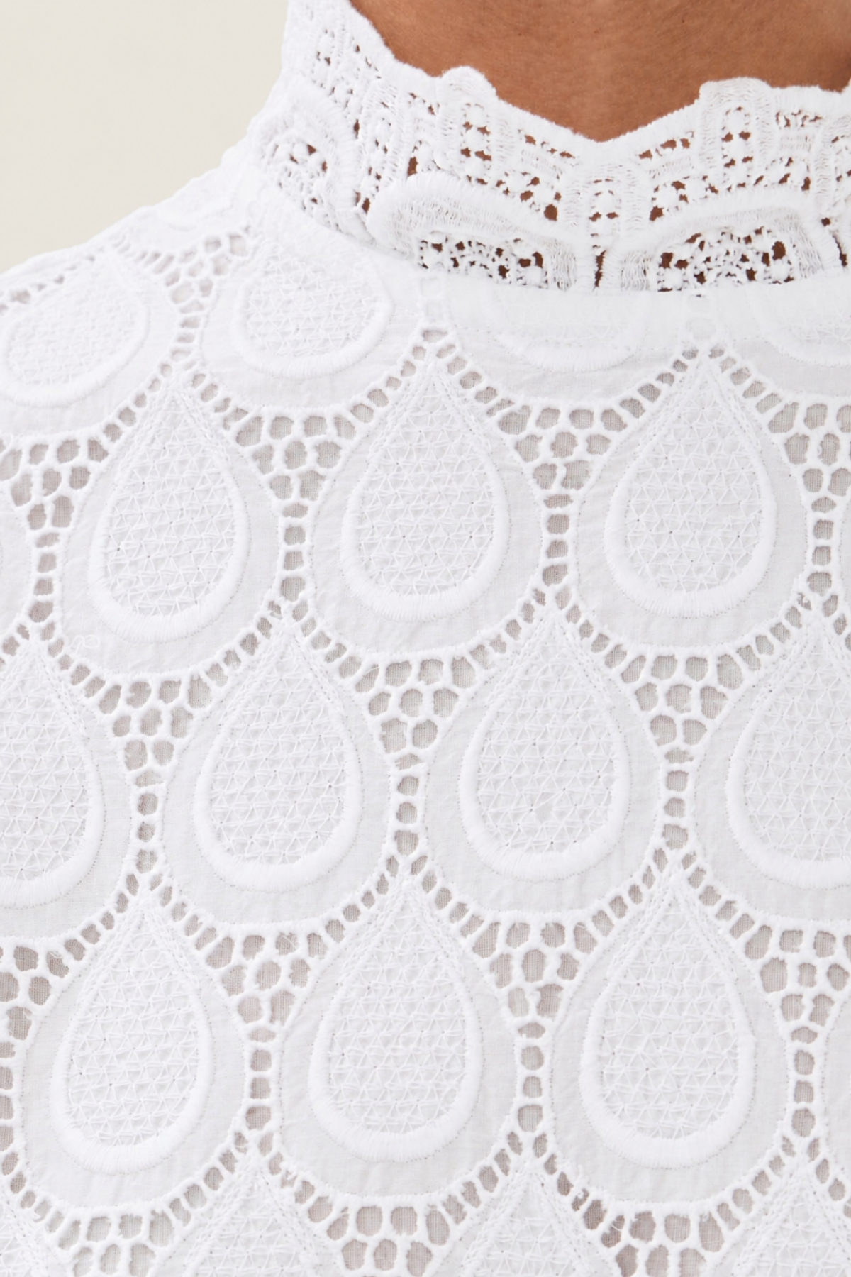 Vista de vestido mini blanco con silueta favorecedora y estilo sofisticado perfecto para looks de verano elegantes