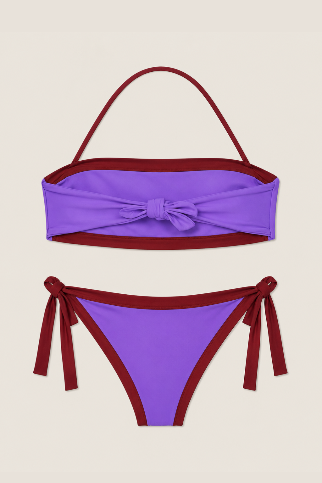Conjunto bikini lila con diseño bandeau y lazadas laterales para playa, piscina y verano