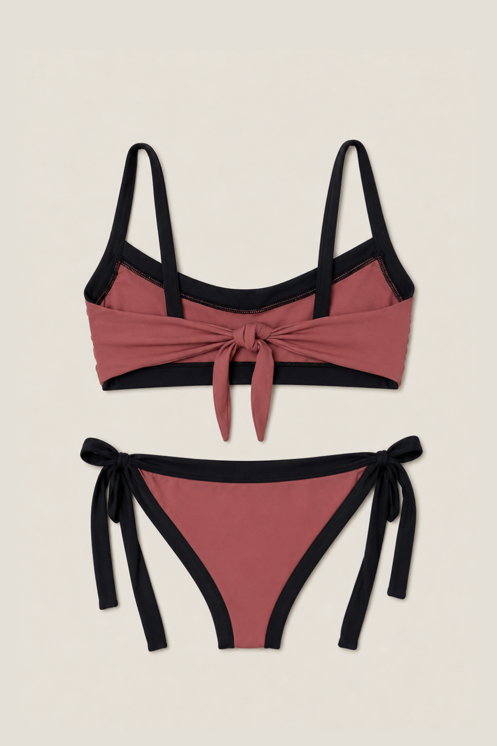 Conjunto bikini marrón con diseño deportivo y lazadas laterales para playa y piscina