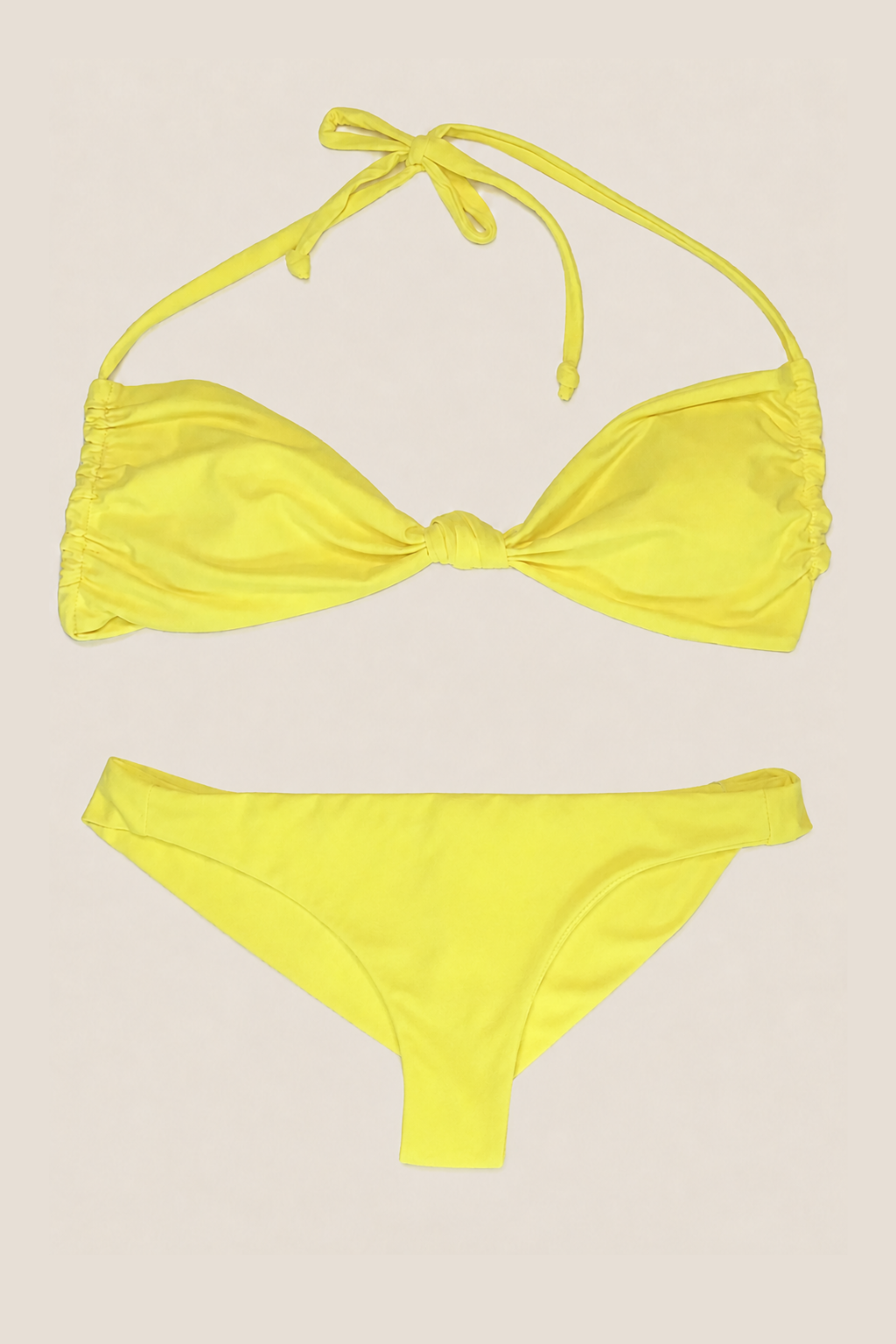 Bikini Gabe Lemonade expuesto sobre fondo blanco, diseño triángulo minimalista y color vibrante ideal para verano