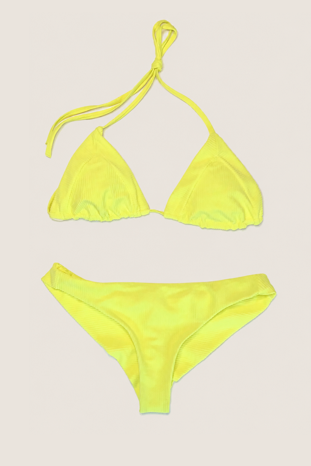 Bikini Frankies Sky Ribbed Lemonade visto de frente sobre fondo blanco, top bandeau y braguita amarilla con tejido acanalado premium