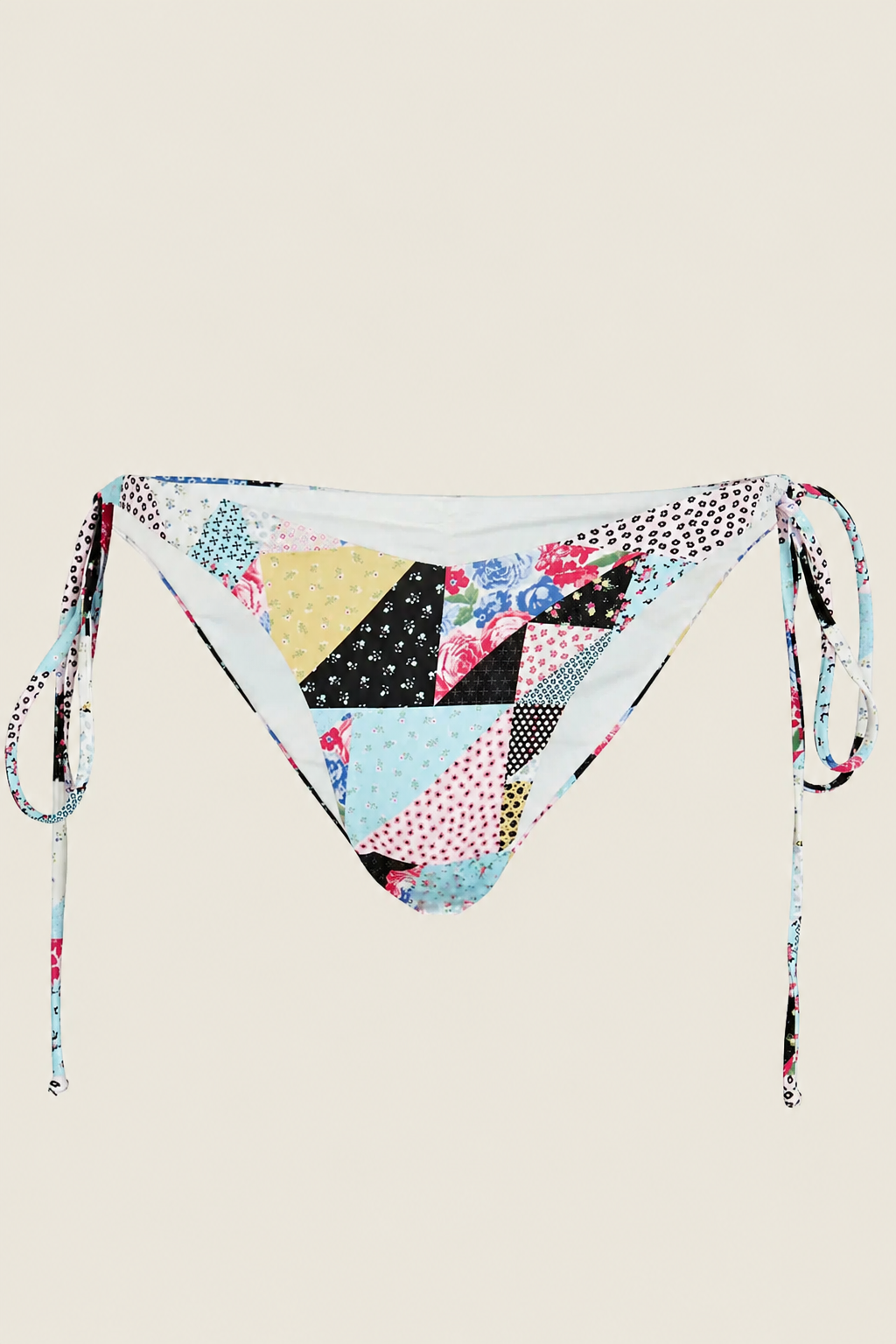 Primer plano de la parte inferior del bikini Frankies Gabe Patchwork sobre fondo blanco, detalle del estampado colorido y corte cómodo