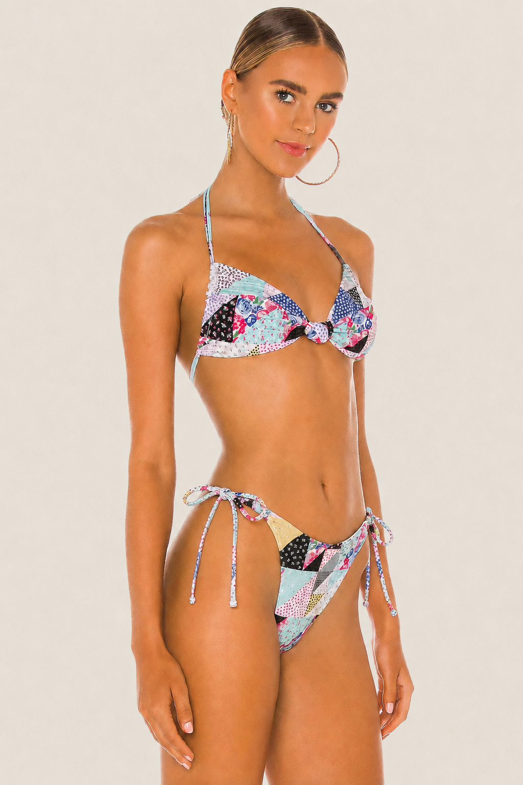Modelo posando de perfil con el bikini Frankies Gabe Patchwork, mostrando el diseño bandeau y los colores vibrantes del estampado