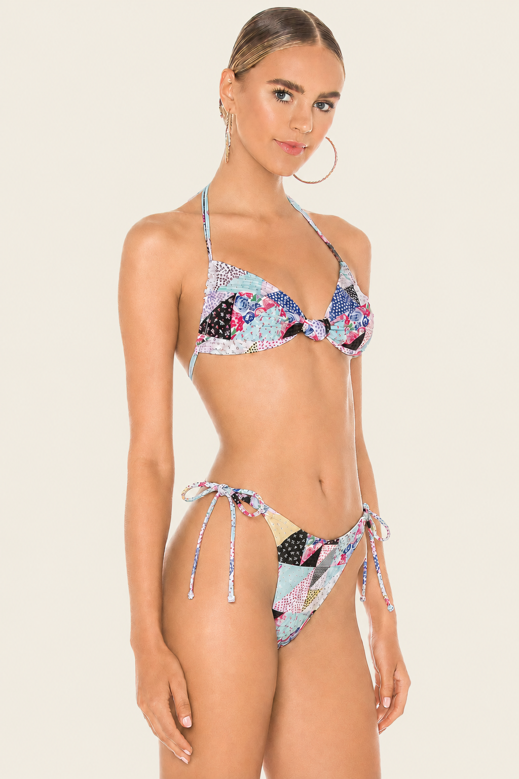 Modelo posando de perfil con el bikini Frankies Gabe Patchwork, mostrando el diseño bandeau y los colores vibrantes del estampado