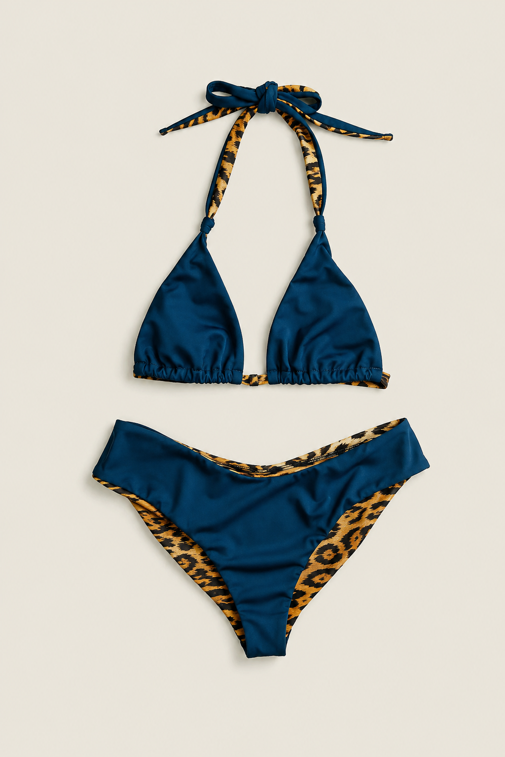 Bikini Falco visto de frente sobre fondo blanco, con top y braguita azul oscuro, diseño minimalista y acabado de alta calidad