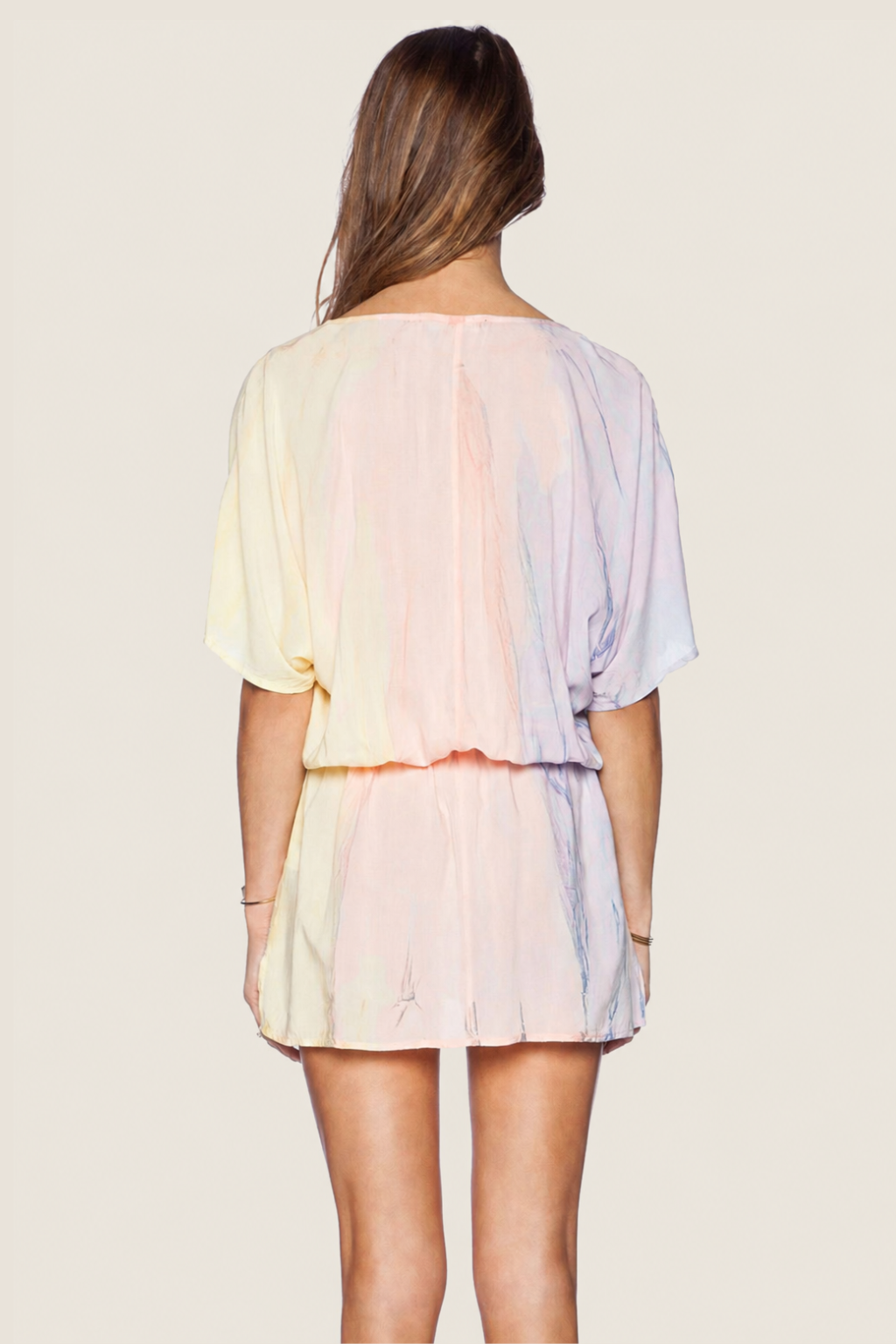 Vista trasera del vestido Gypsy Dolman corto en modelo sobre fondo blanco, destacando caída fluida y diseño desenfadado y bohemio