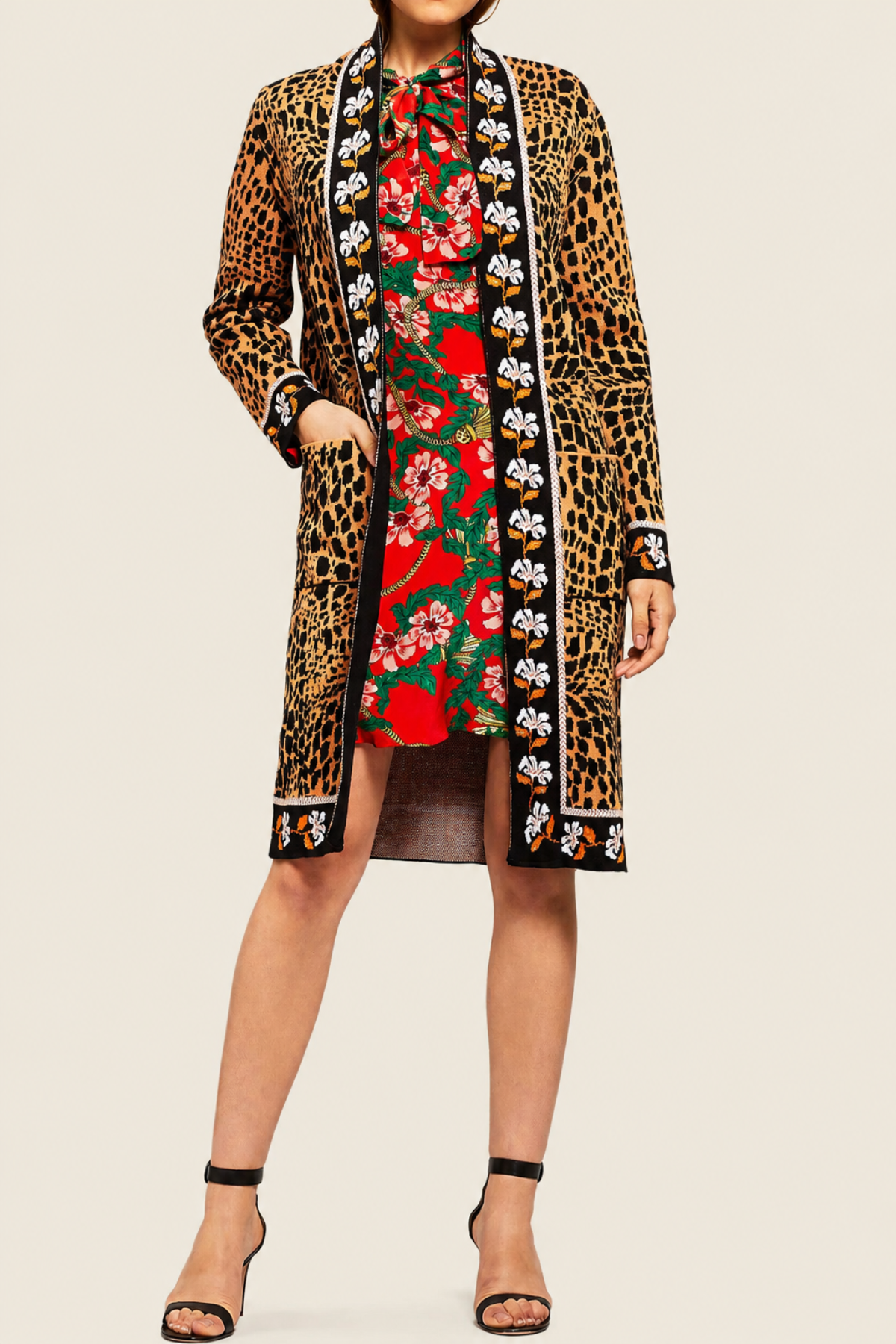 Vista frontal del cárdigan Leocroc de punto largo con diseño animal print y detalles en contraste ideales para looks urbanos sofisticados
