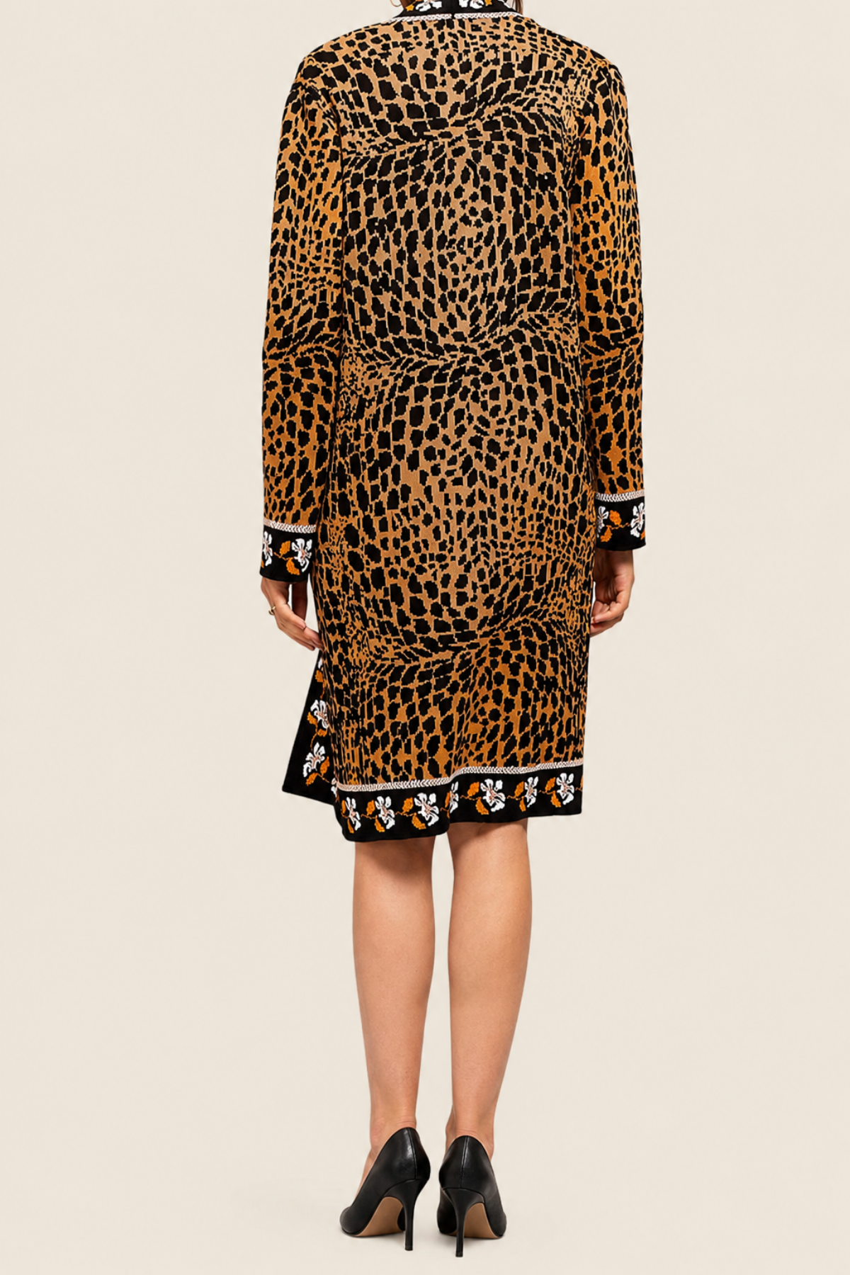 Parte trasera del cárdigan Leocroc mostrando estampado animal completo y costura central que define la silueta femenina