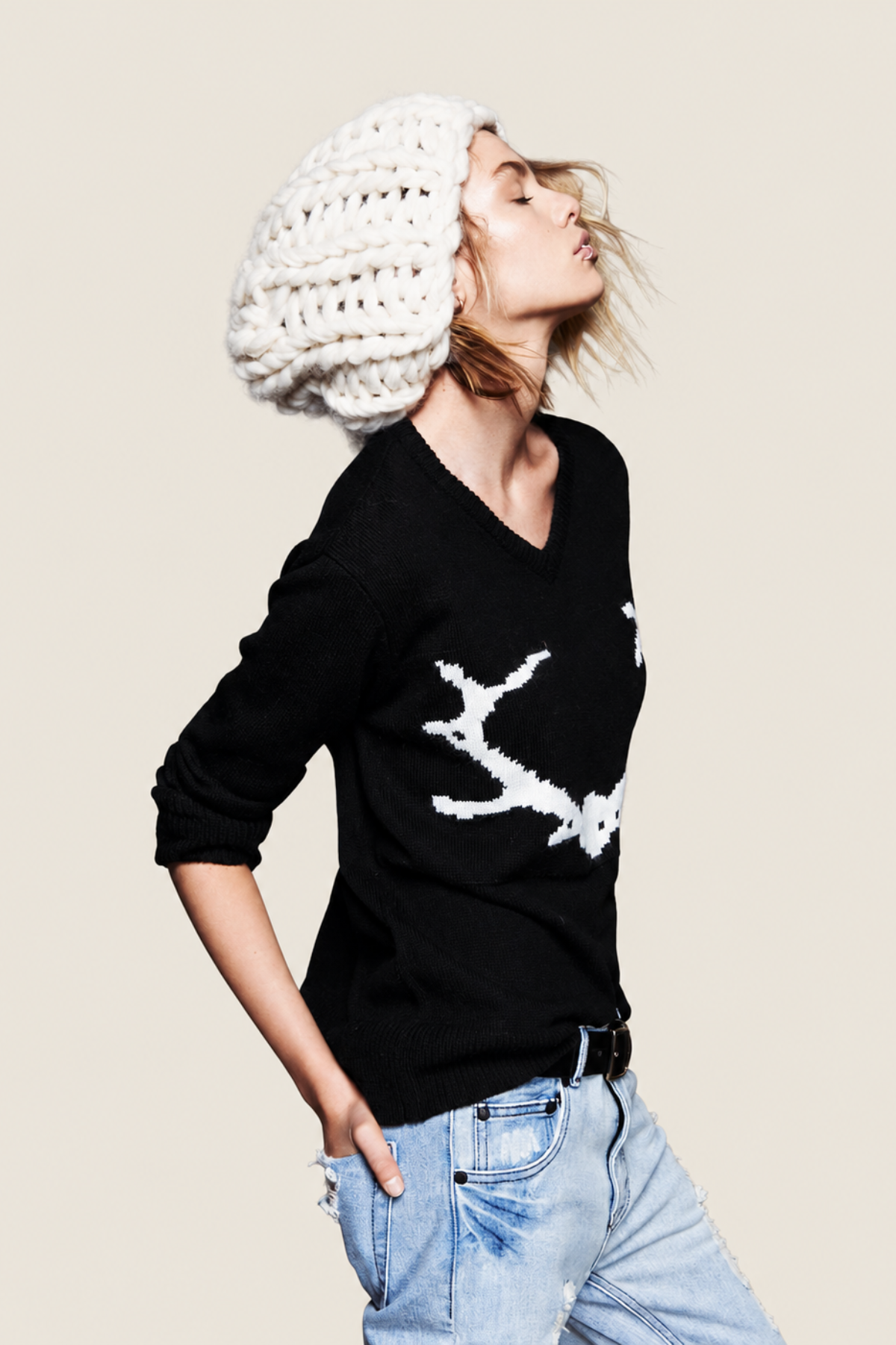Vista lateral del jersey de punto Knitz Antler en negro, textura gruesa y diseño gráfico destacado para un look contemporáneo