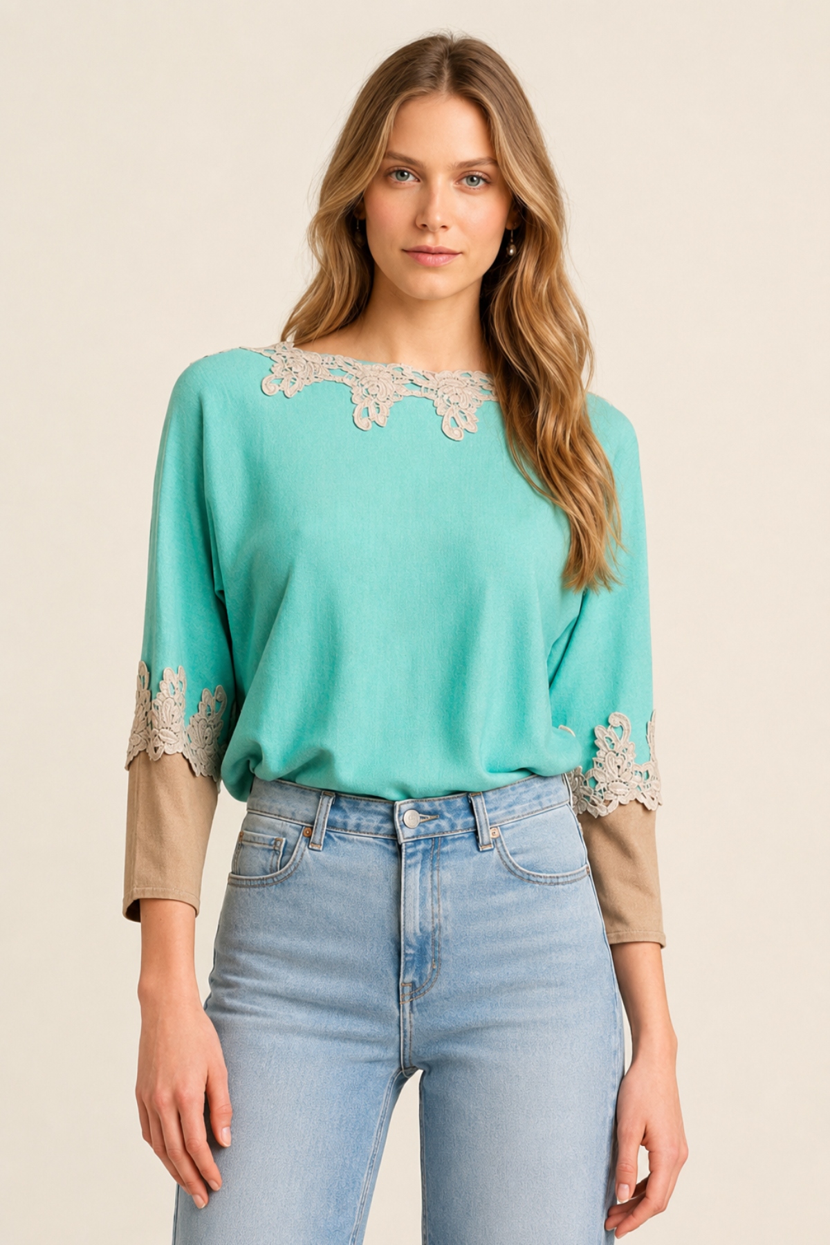 Suéter Raffaela D'Angelo en azul verdoso con diseño de encaje y escote amplio, perfecto para un look sofisticado y elegante
