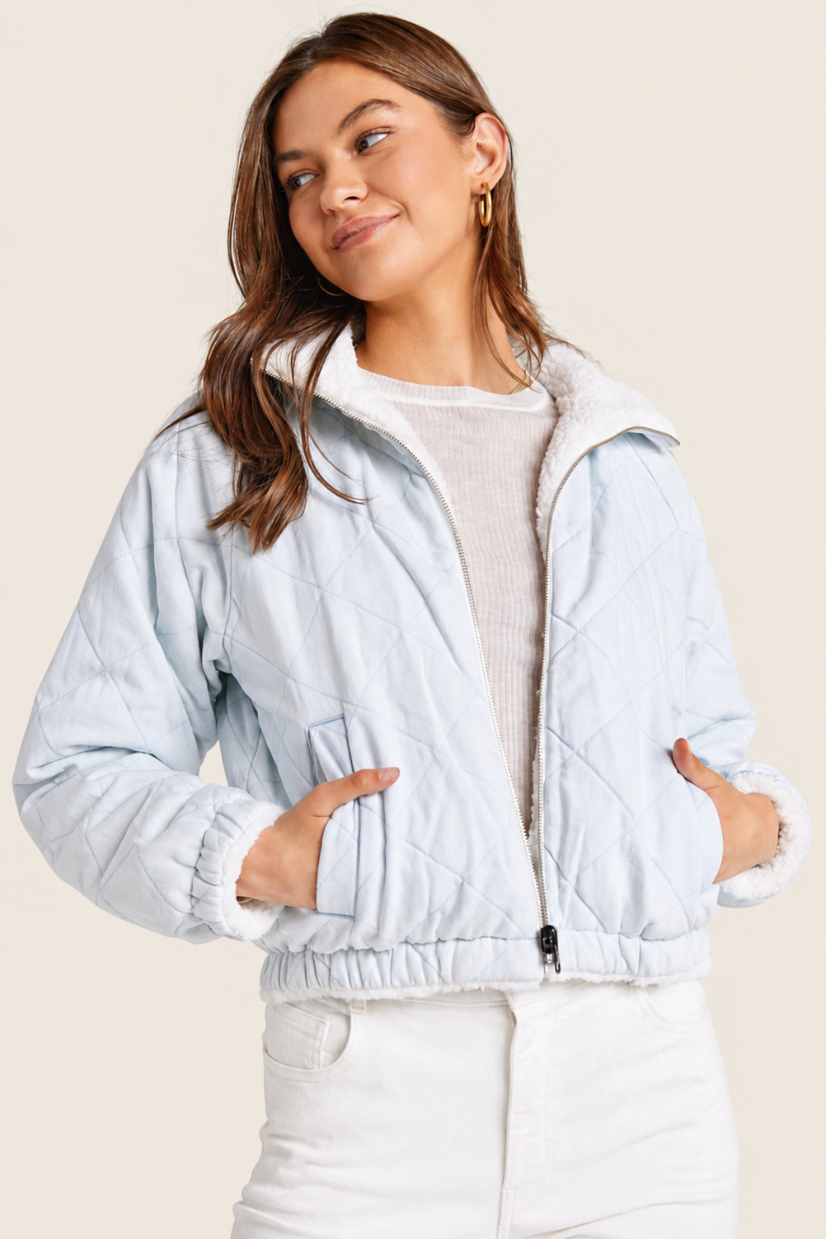 Vista frontal de la chaqueta acolchada reversible Bella Dahl Skye en tono vintage frost, cierre de cremallera y bolsillos laterales