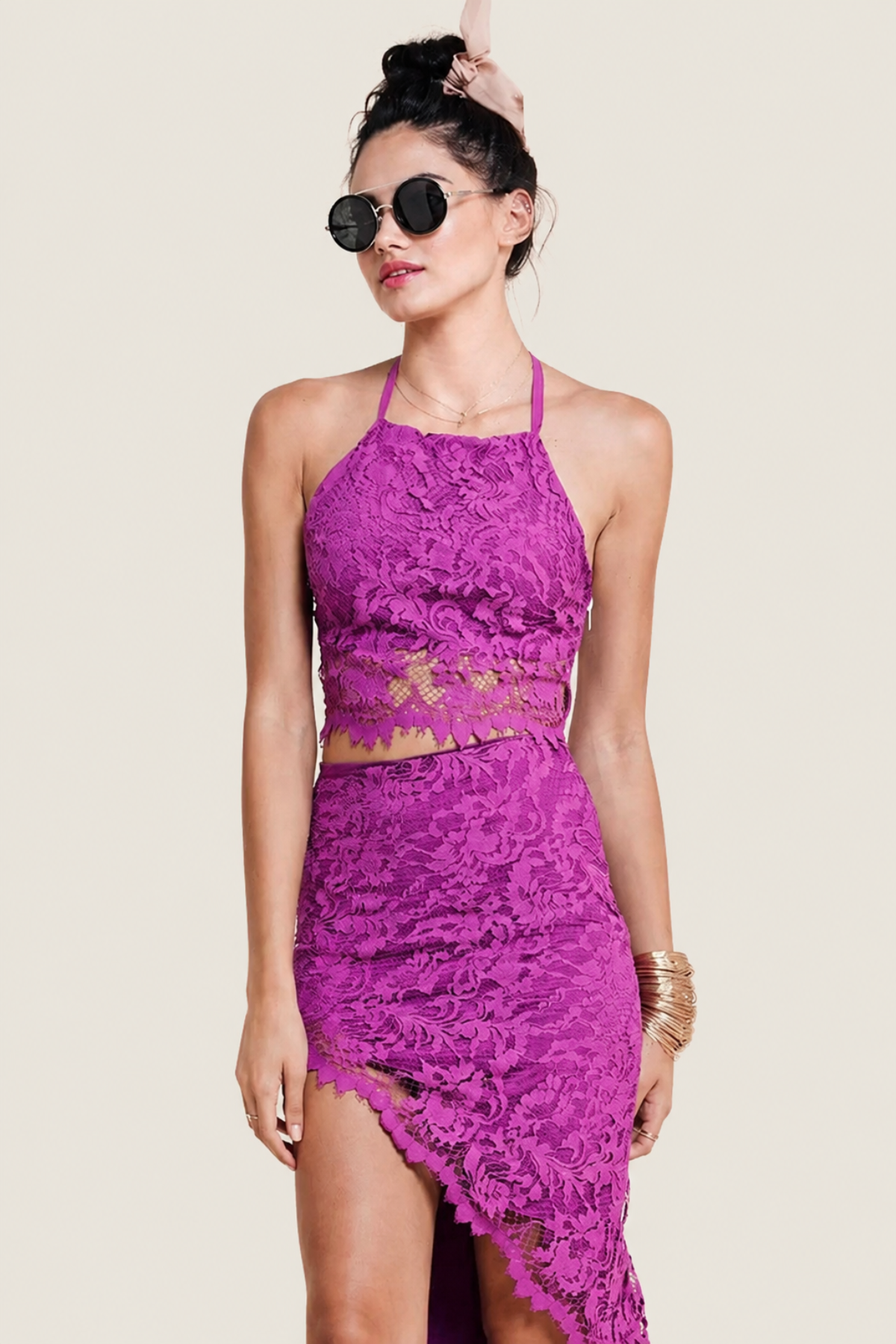 Mawi Midi Skirt de For Love & Lemons en morado neón, encaje elástico con dobladillo asimétrico y cintura oculta
