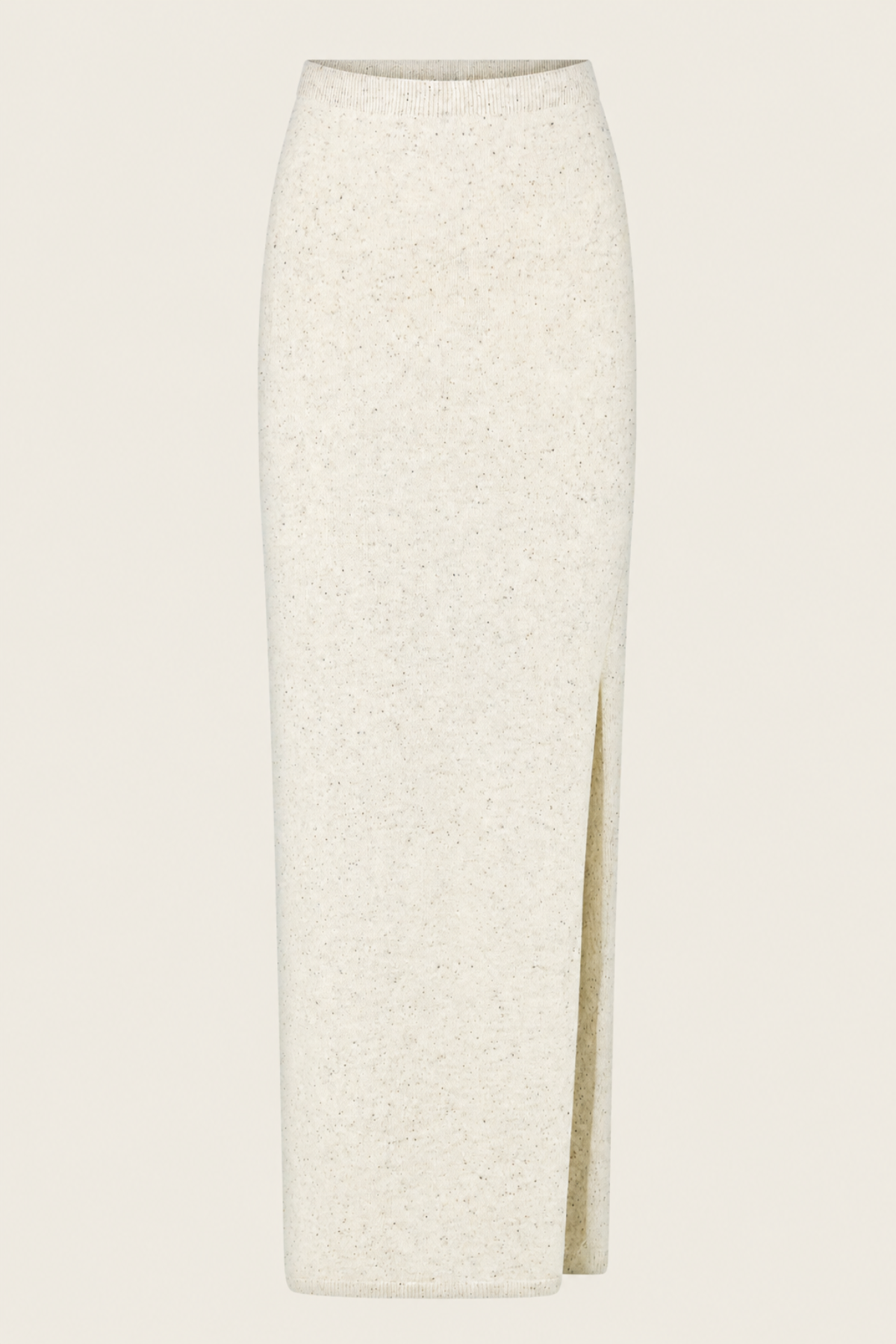 Falda Alpine Knit Skirt sobre fondo blanco, destacando su diseño midi, texturas acanaladas y abertura moderna