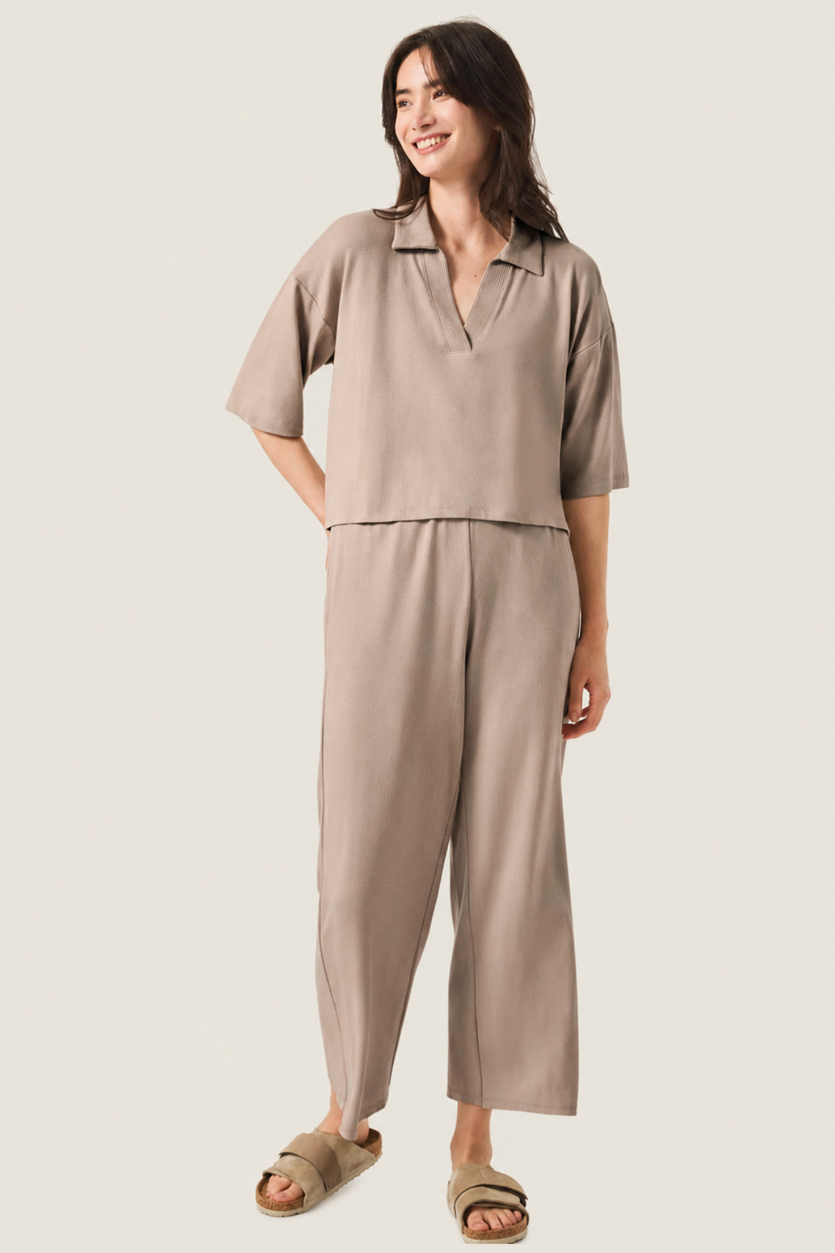 Pantalón Splendid Brook color fawn en tejido suave con corte recto y cintura alta para un estilo moderno y cómodo