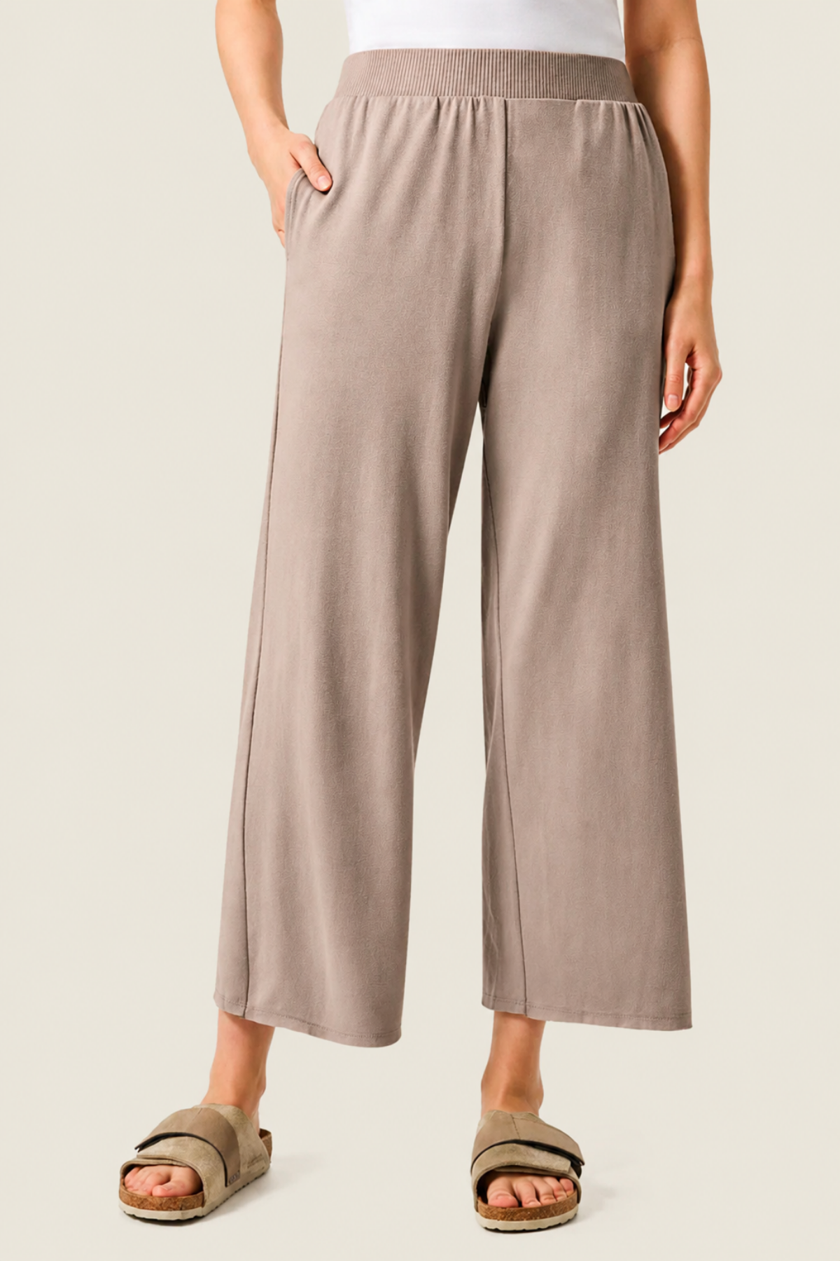 Modelo de frente luciendo pantalón Splendid Brook tono fawn, con corte favorecedor y estilo elegante para cualquier ocasión