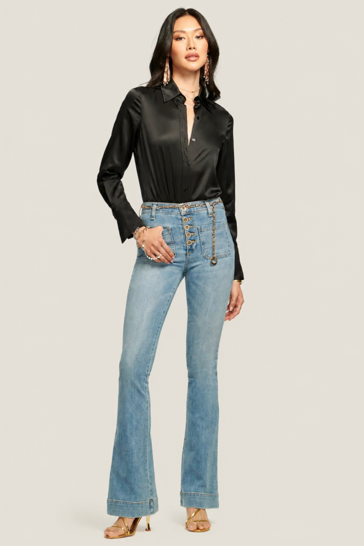 Jeans de tiro alto con silueta flare Light Wash, favorecedora y lavado medio perfecto para outfits urbanos y estilo tailored chic