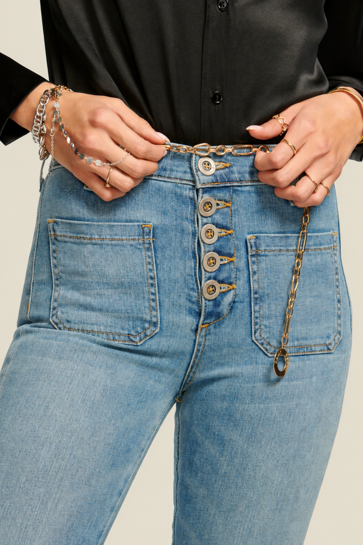 Jeans flare denim con estilo retro elegante y acabado premium ideal para looks de día y noche con estilo modern luxury