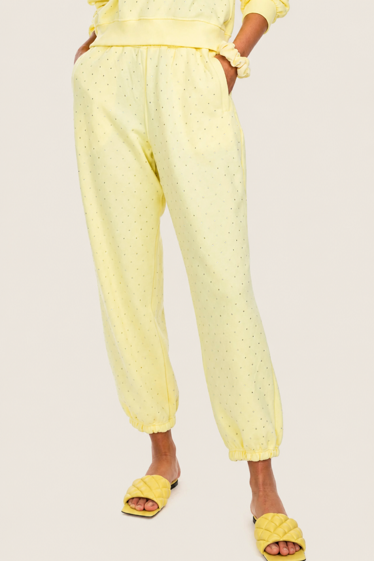 Primer plano de la modelo con sweatpants Rena Crystal yellow, mostrando cintura fruncida, pedrería tonal y comodidad visible