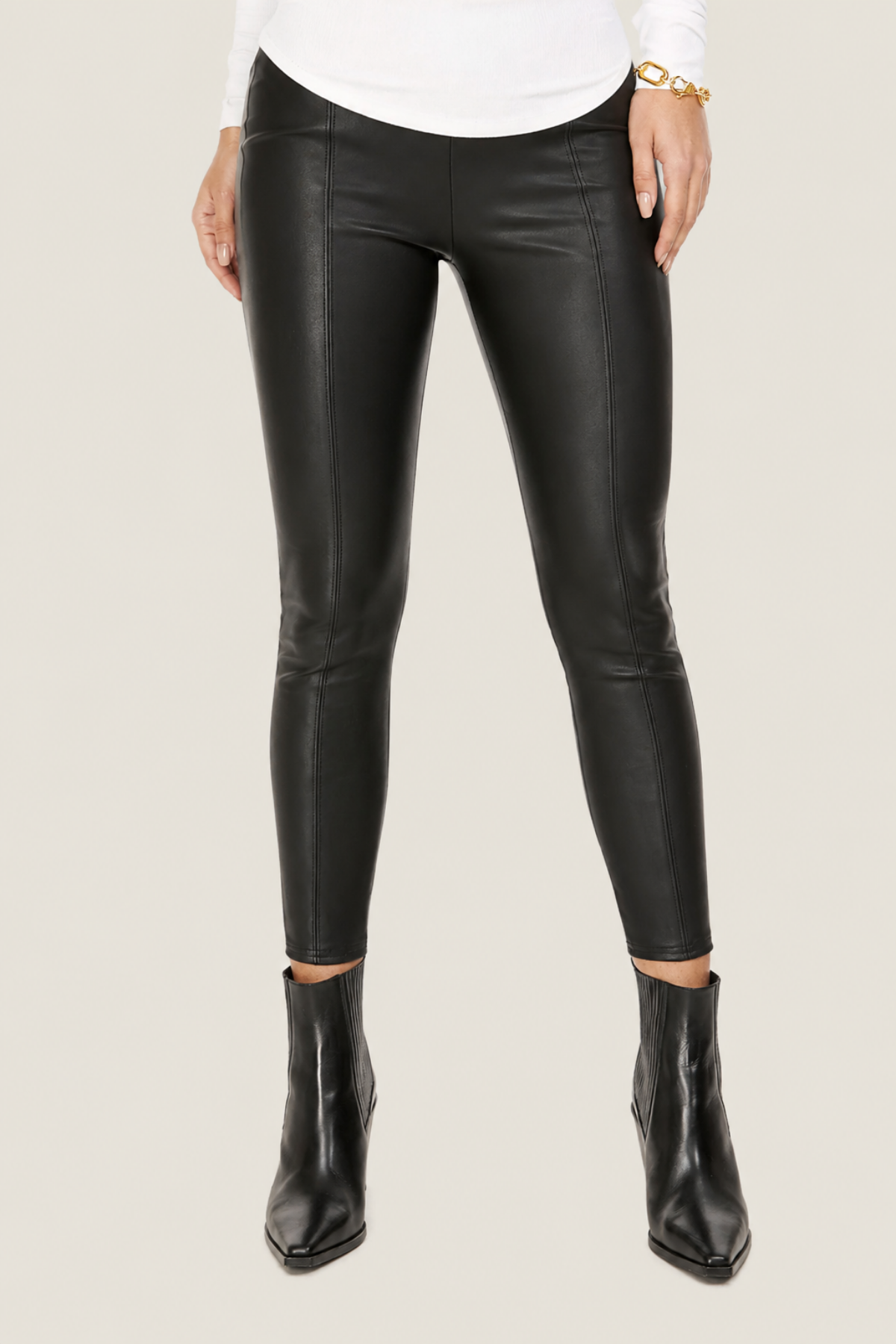 Detalle en primer plano de las leggings Marley en color negro, resaltando la textura vegana flexible y el acabado limpio del diseño