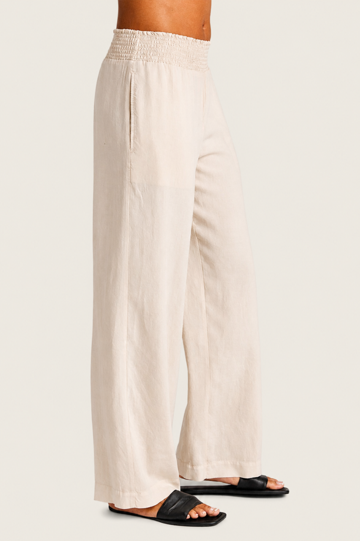 Vista lateral de los pantalones Bella Dahl Wide Leg, mostrando su caída natural y bolsillos laterales funcionales en tejido ligero