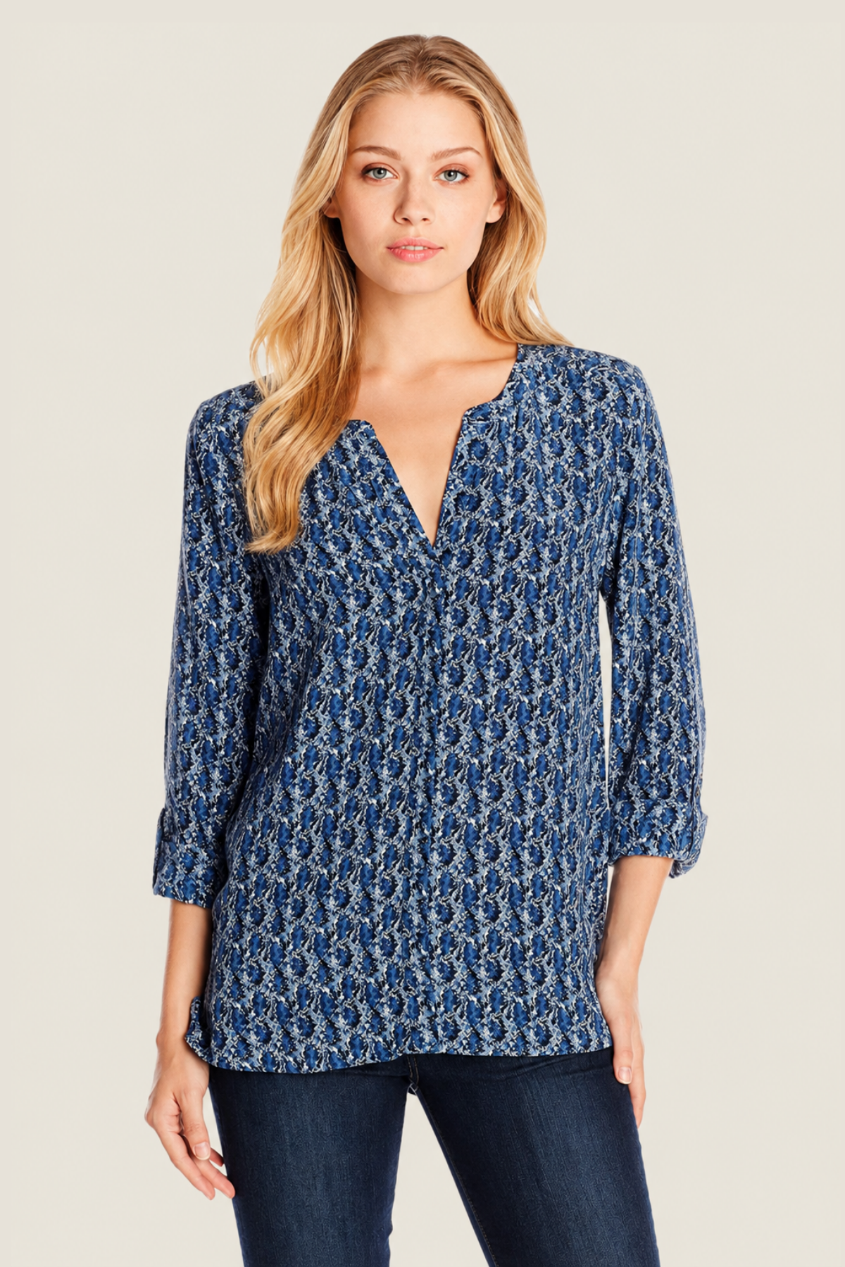 Modelo en vista frontal con blusa Joie Audrick en tono Deep Sapphire, estampado geométrico y seda lavada, ideal para looks elegantes cotidianos