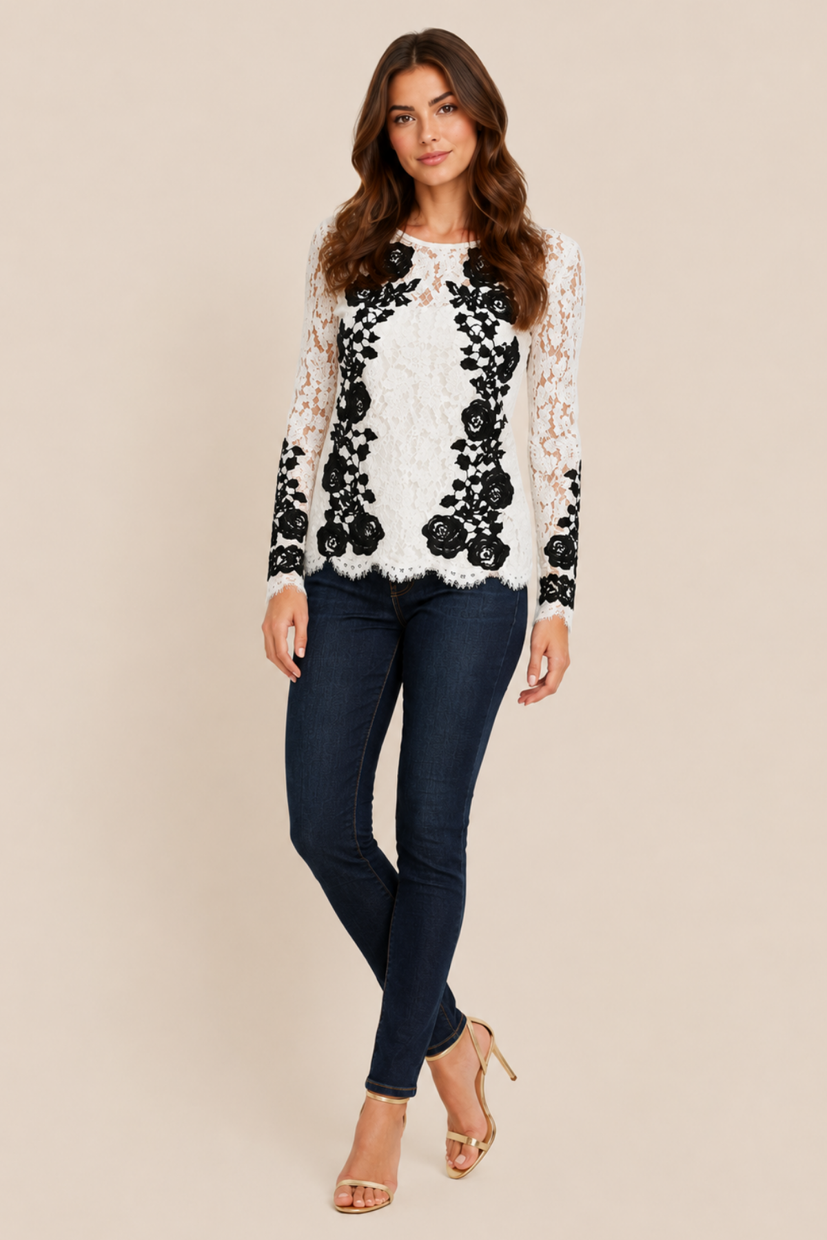 Modelo de frente con top Hannah Saylor en crema y negro, encaje delicado y forro interior elegante para eventos chic