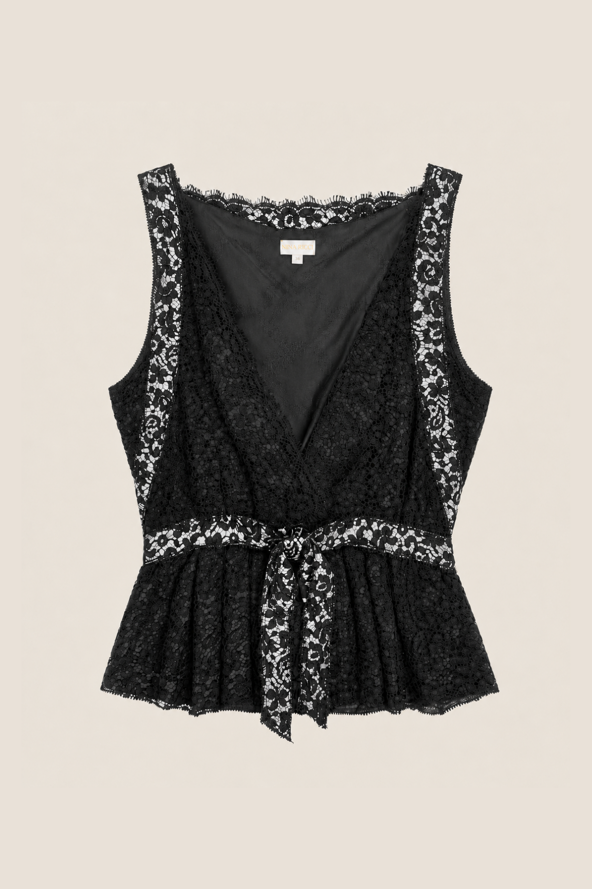 Top Nina Ricci negro de encaje sobre fondo blanco que muestra el diseño detallado y la textura fina para destacar su elegancia atemporal