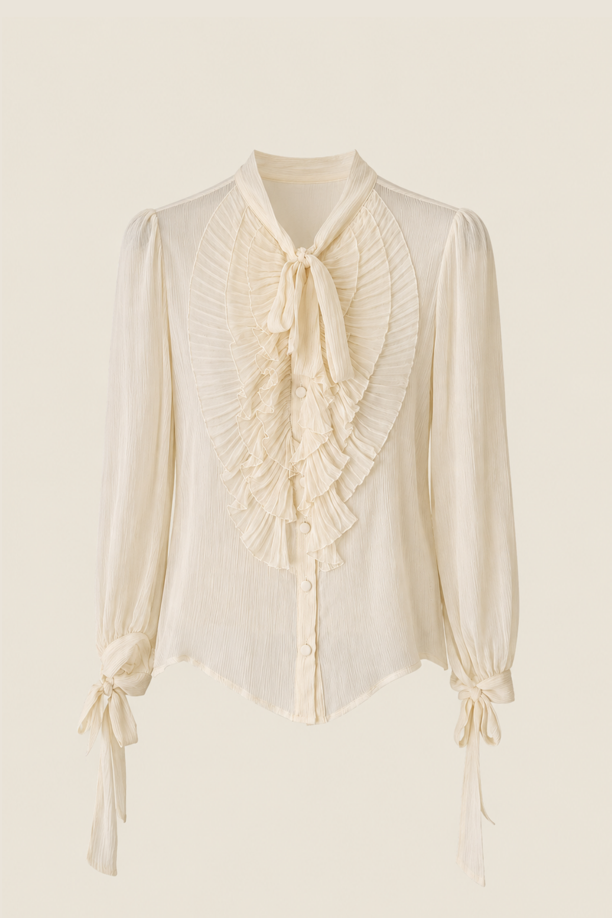 Blusa Luisa Becaria marfil beige de seda con volantes delicados colgada en percha mostrando diseño elegante italiano