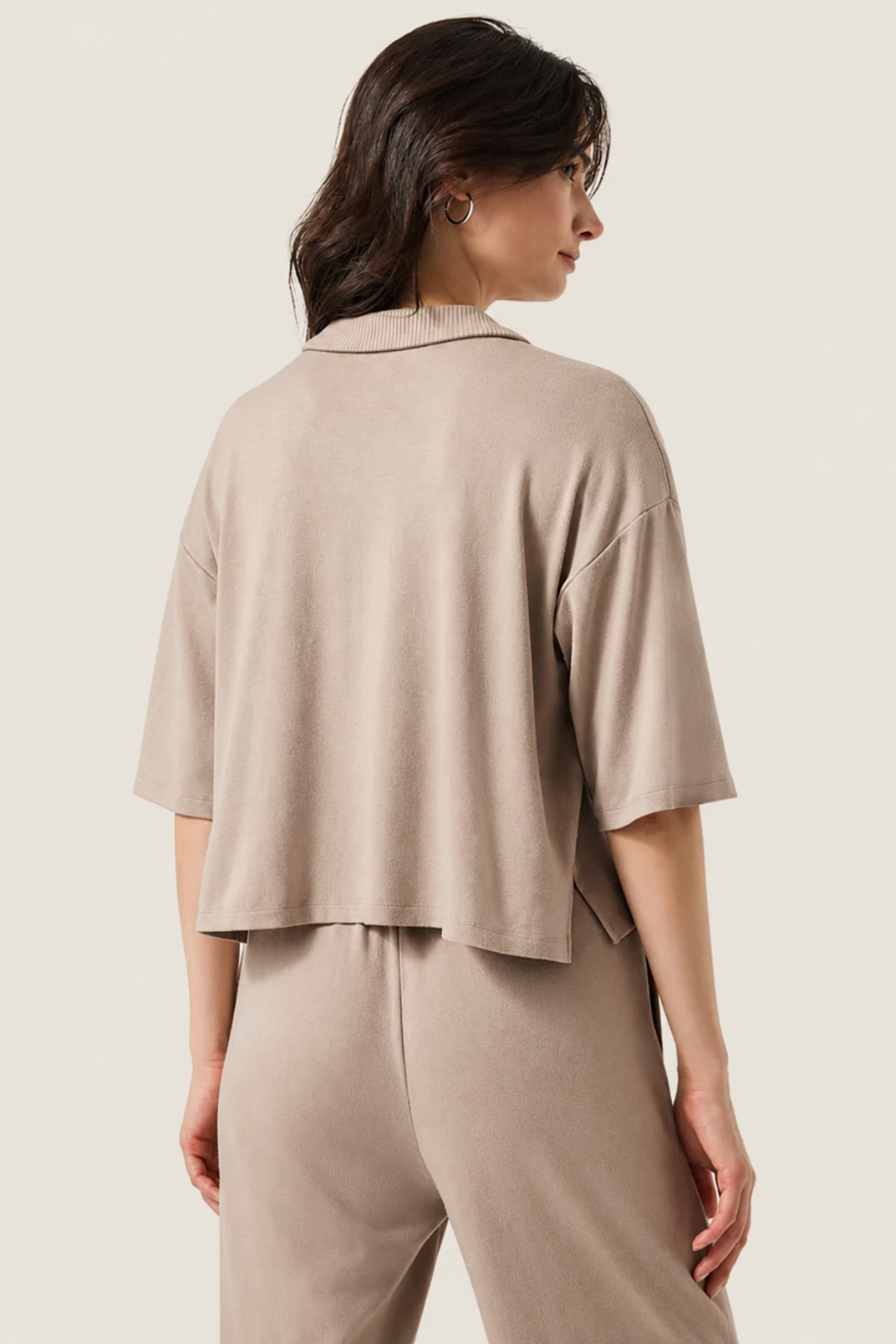 Vista trasera del polo Splendid Brooke en color fawn, con corte recto y acabado limpio para un estilo casual moderno