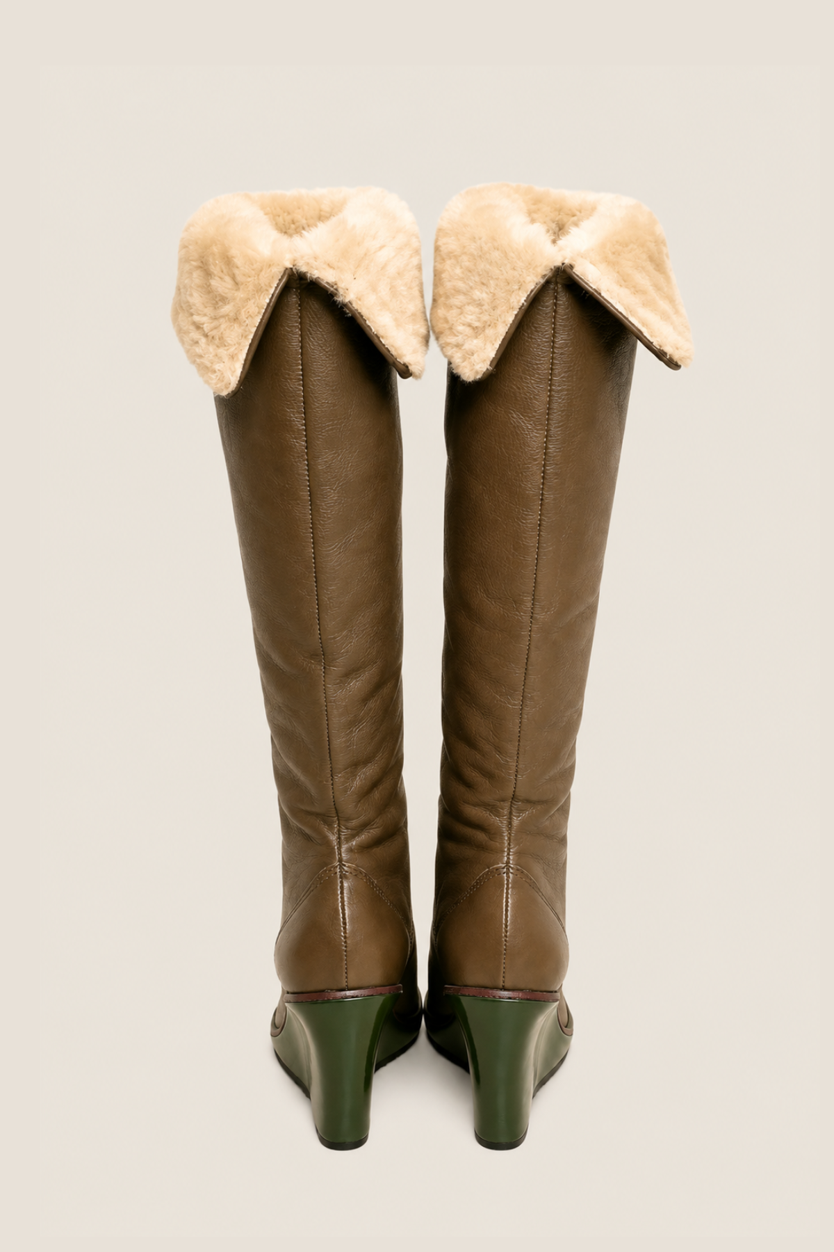 Detalle del tacón alto y textura en piel negra de las botas Michael Kors Altitude para mujer con estilo contemporáneo y chic