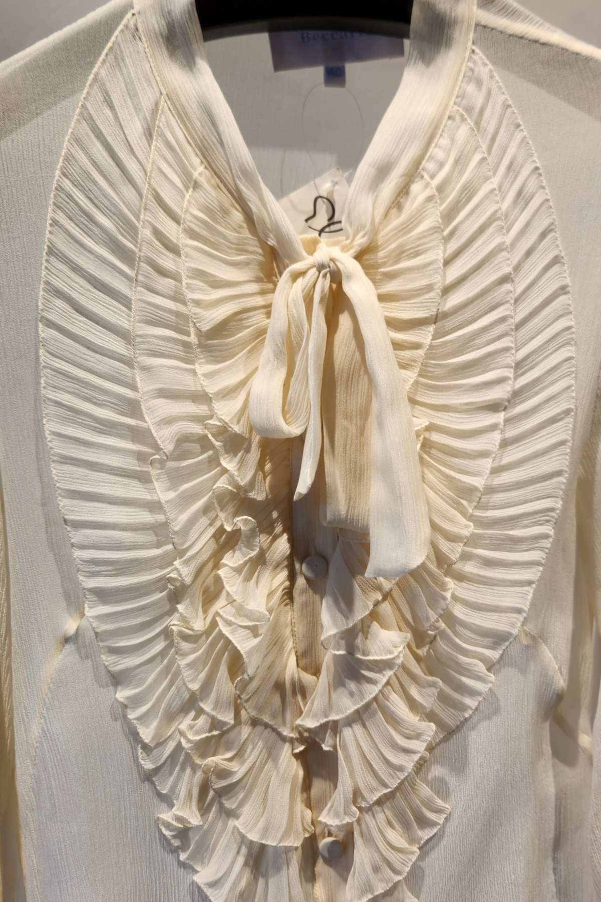 Detalle blusa marfil de seda Luisa Becaria con volantes delicados y textura sedosa suave para looks sofisticados