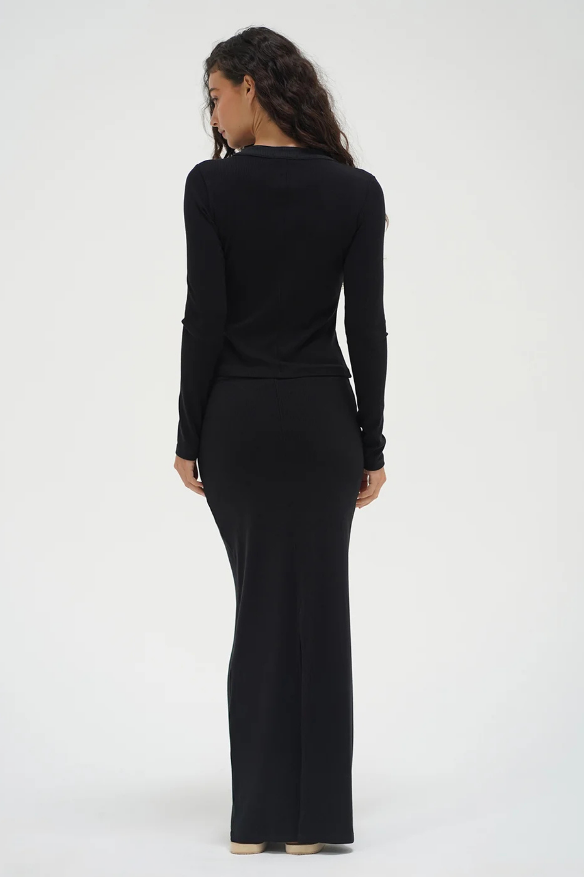 Falda larga negra Landon de LNA Clothing vista de espalda