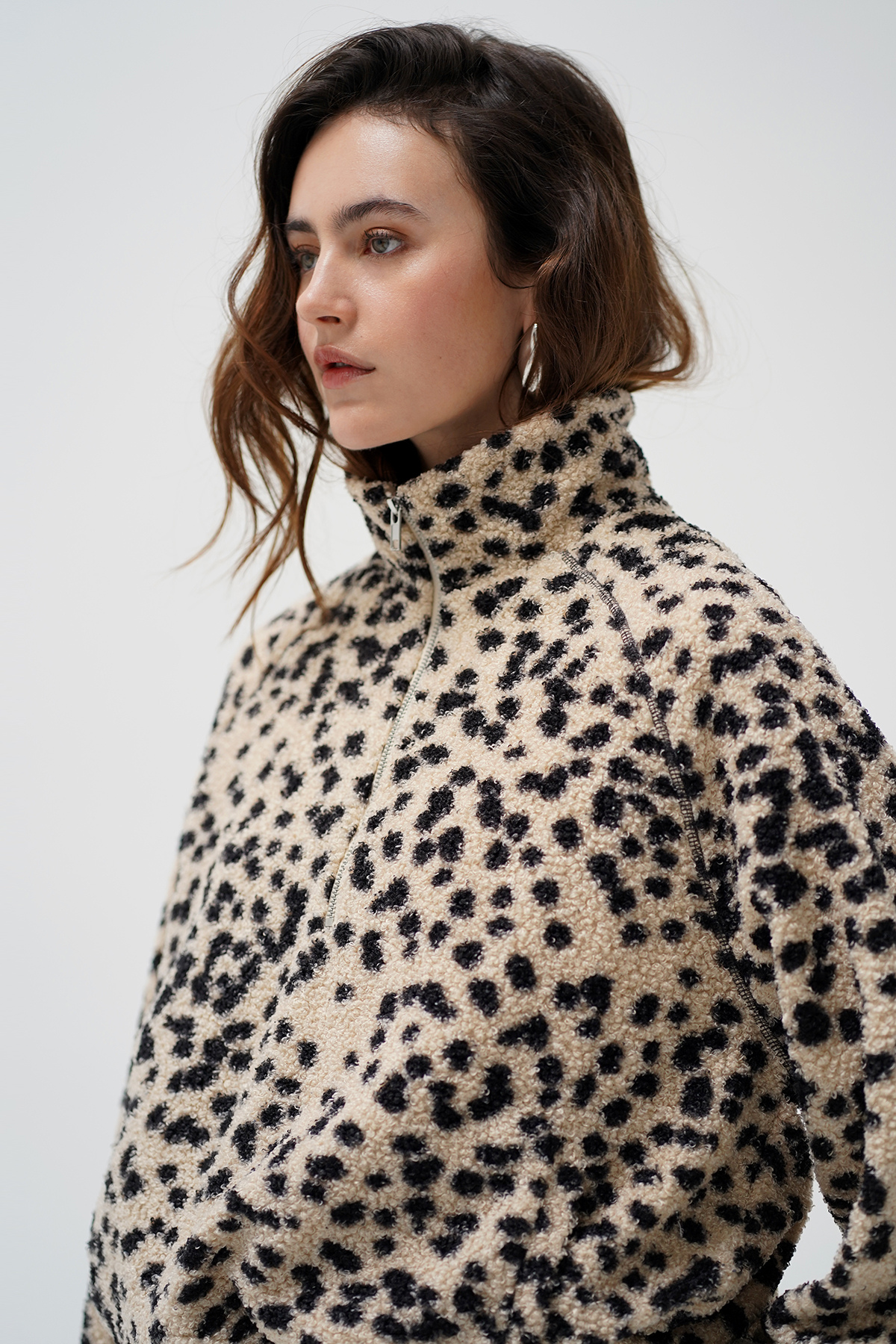 Sherpa James de LNA Clothing con estampado leopardo y cremallera parcial para mujer