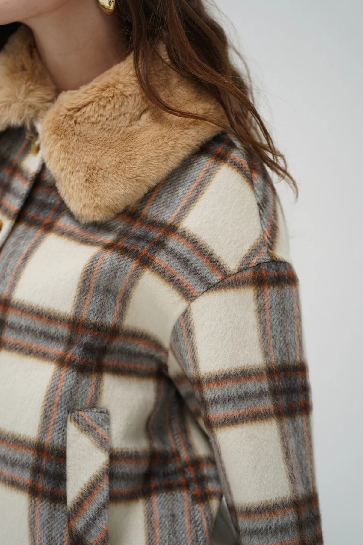 Detalle de chaqueta de cuadros Anchor con cuello de pelo sintético y diseño invernal