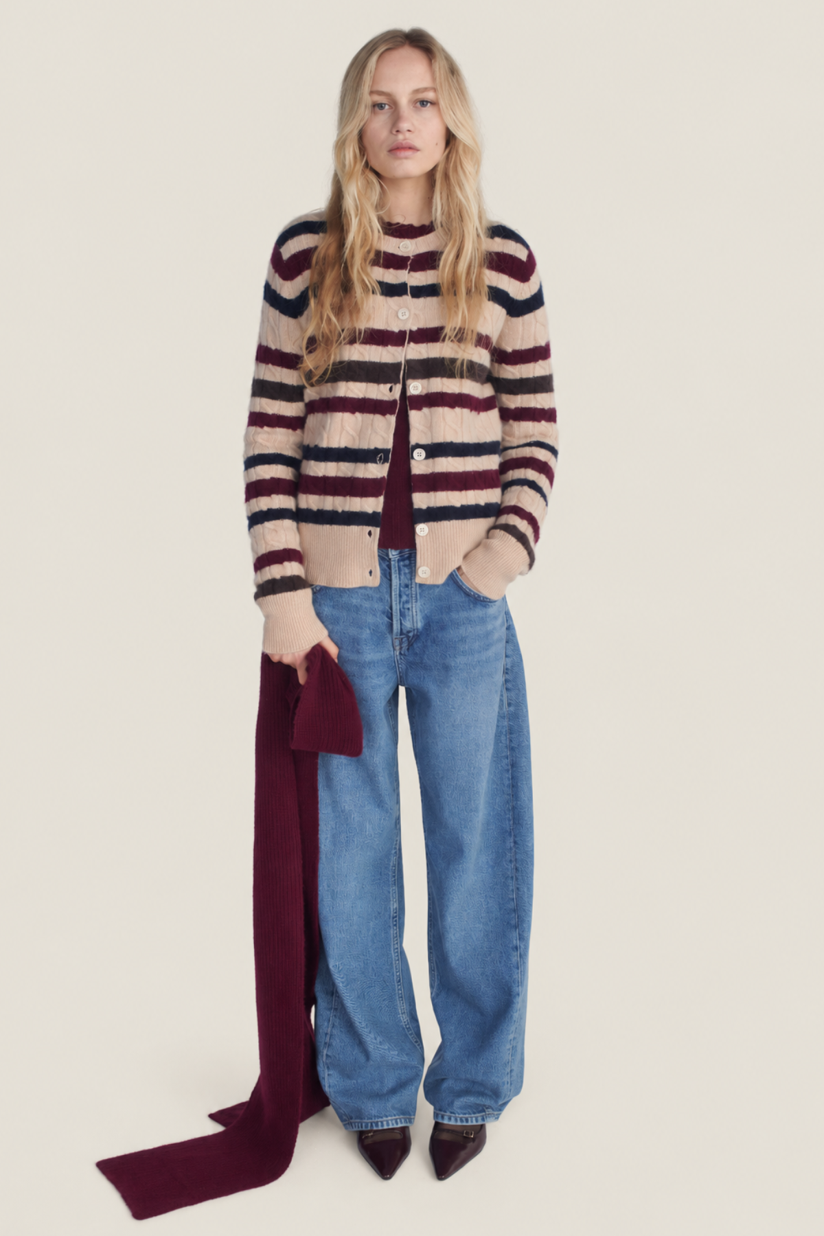 Conduit Cardigan Buttermilk de mujer con rayas combinado con jeans