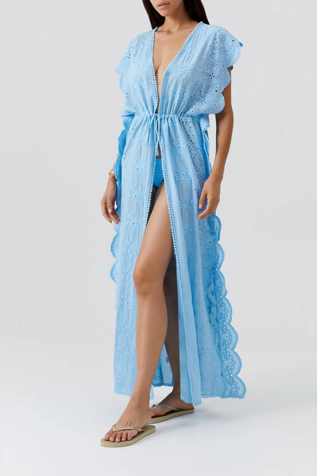 Vestido kaftán bordado en algodón azul claro con cintura ajustable y caída fluida