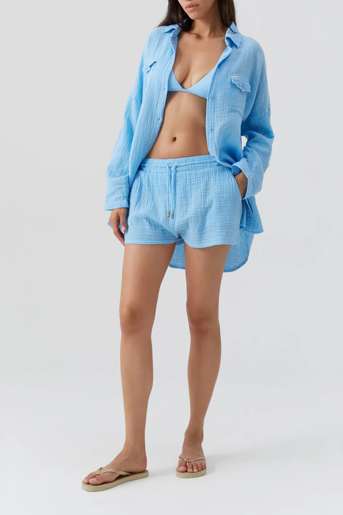 Shorts color oasis confeccionados en algodón ligero con cintura elástica y cordón ajustable