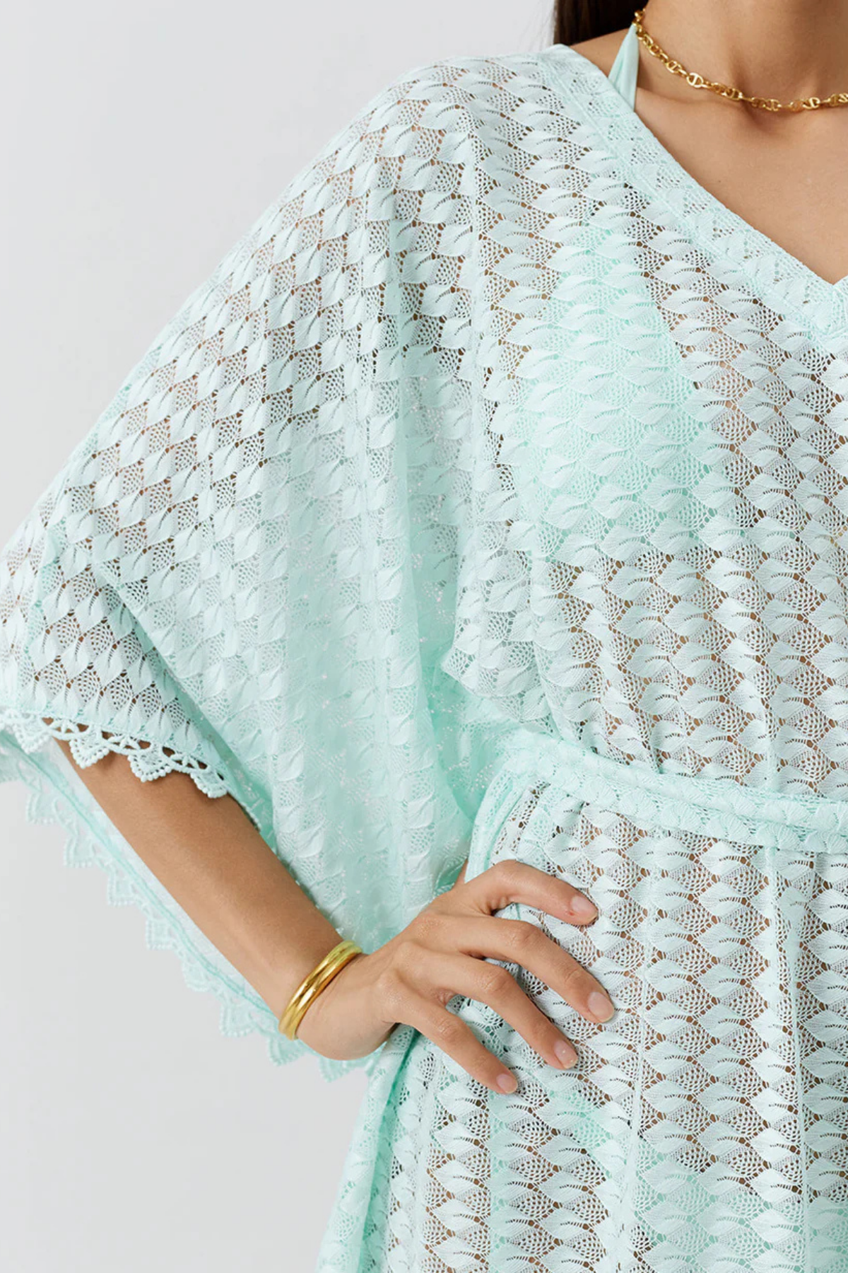 Detalle del tejido crochet calado con patrón geométrico y bordes festoneados delicados