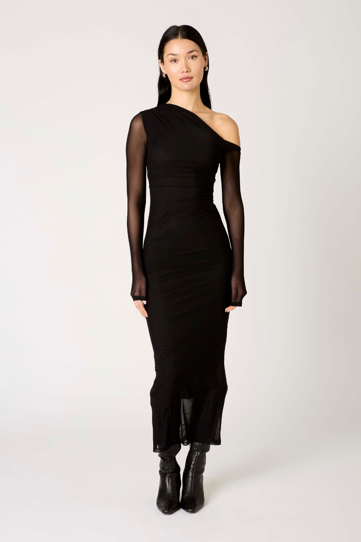 Vestido Lyra femenino en color negro, diseño holgado con corte elegante y estilo refinado, perfecto para ocasiones especiales o de gala.
