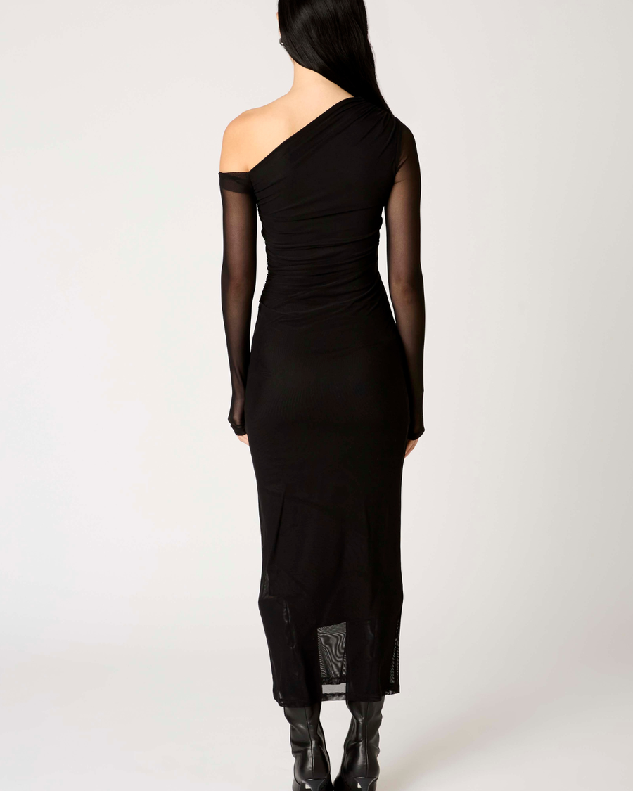 Vista trasera del vestido Lyra largo en color negro, mostrando la caída elegante del tejido y el corte estilizado para eventos formales