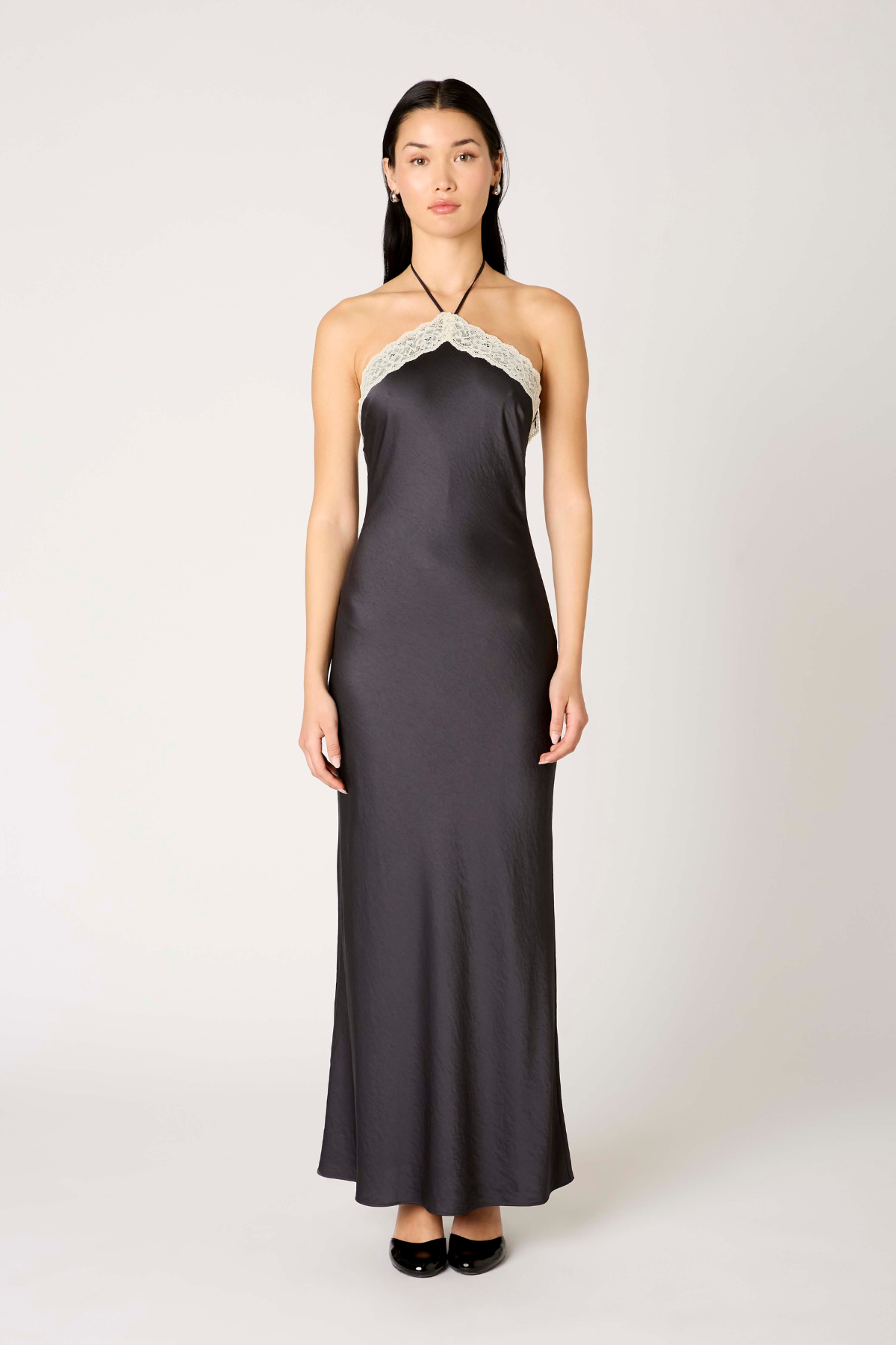 Vestido suelto Vesper en color negro hollín, fluido y elegante corto, ideal para cenas, eventos formales y ocasiones especiales.