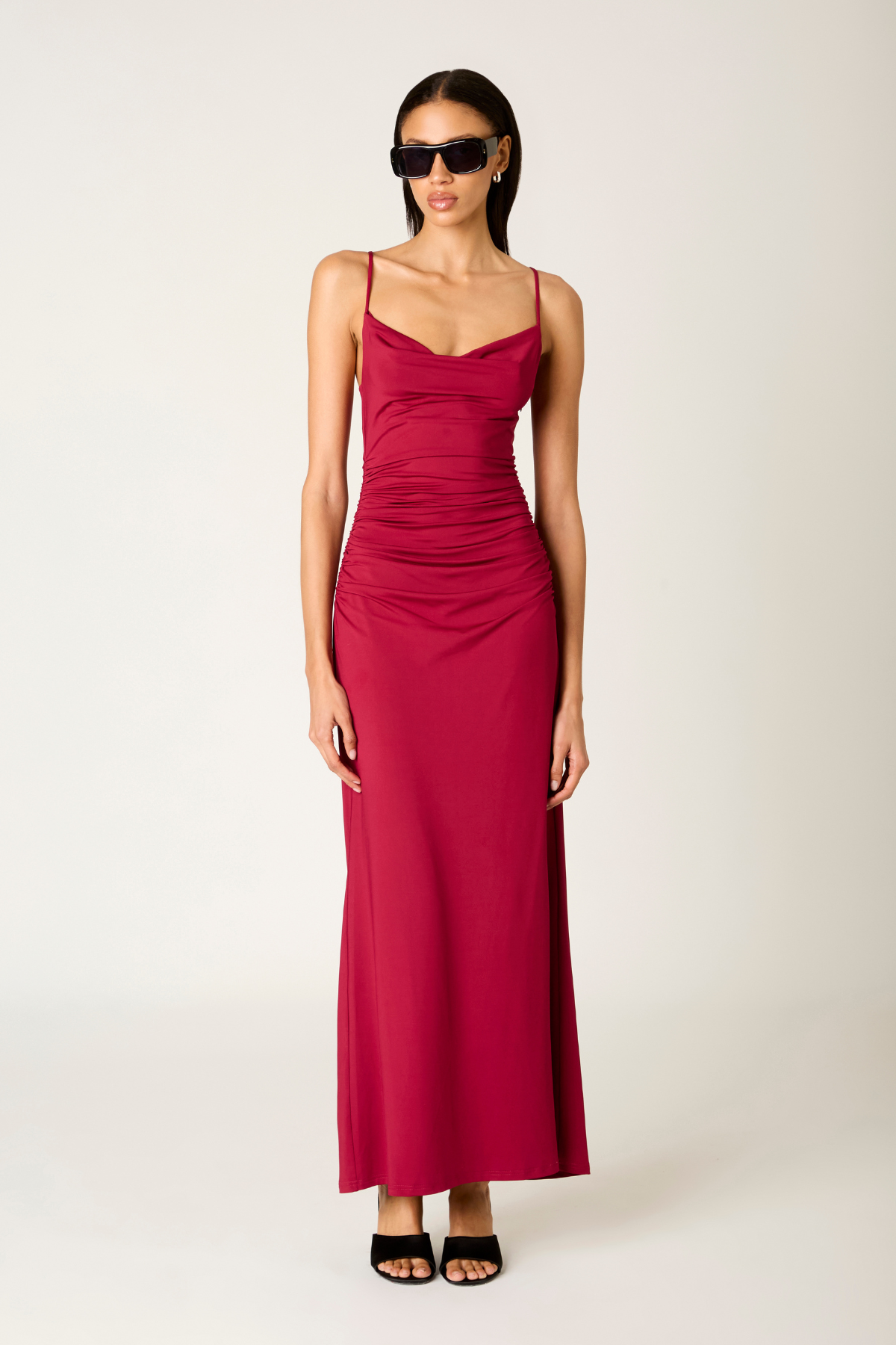 Imagen frontal del Ina Vestido Largo Cranberry, vestido maxi ceñido en tono rojo frambuesa con escote drapeado y tirantes finos ajustables