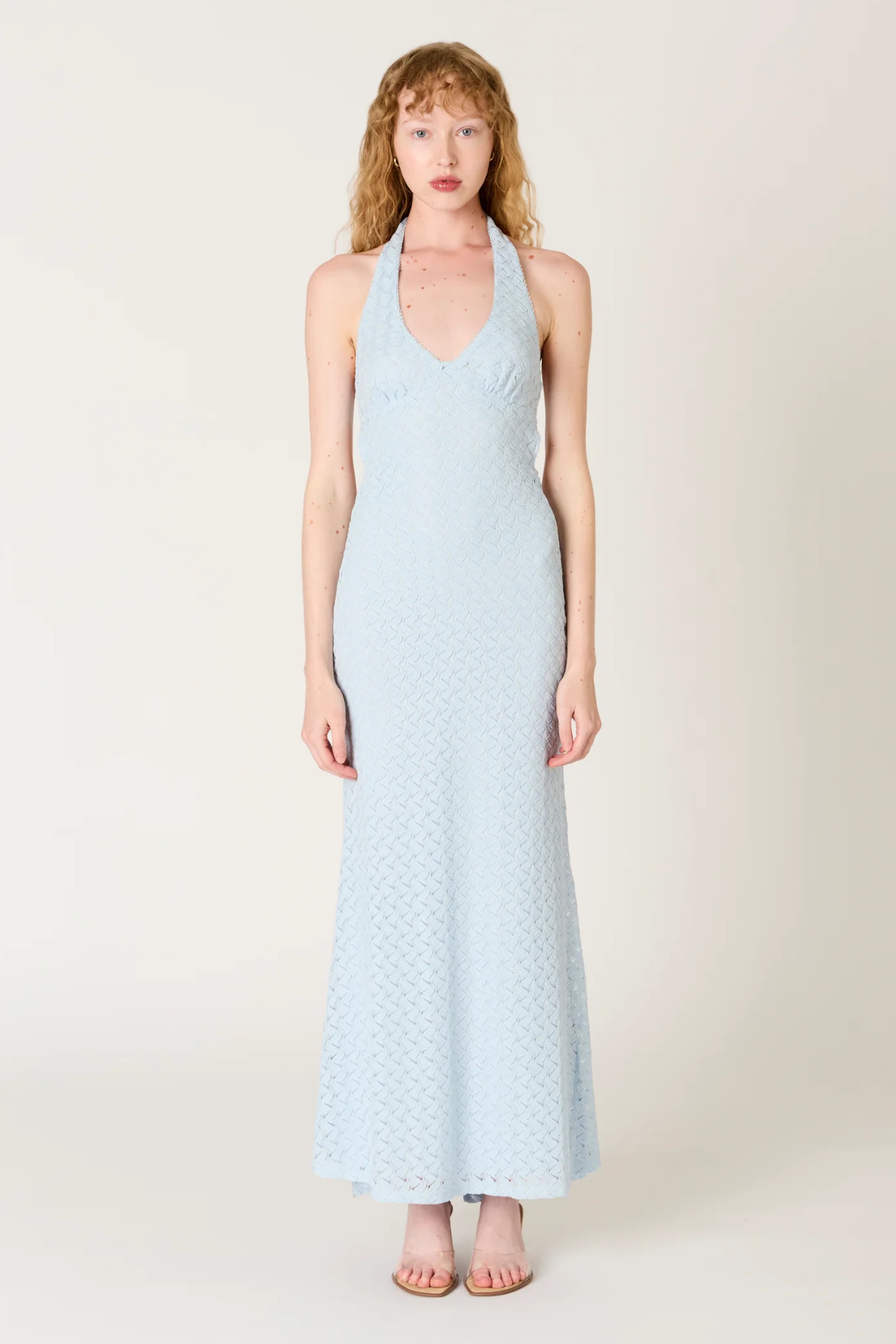 Vestido largo Pluma sky con escote halter y diseño fluido elegante ideal para invitadas de boda y fiestas de verano