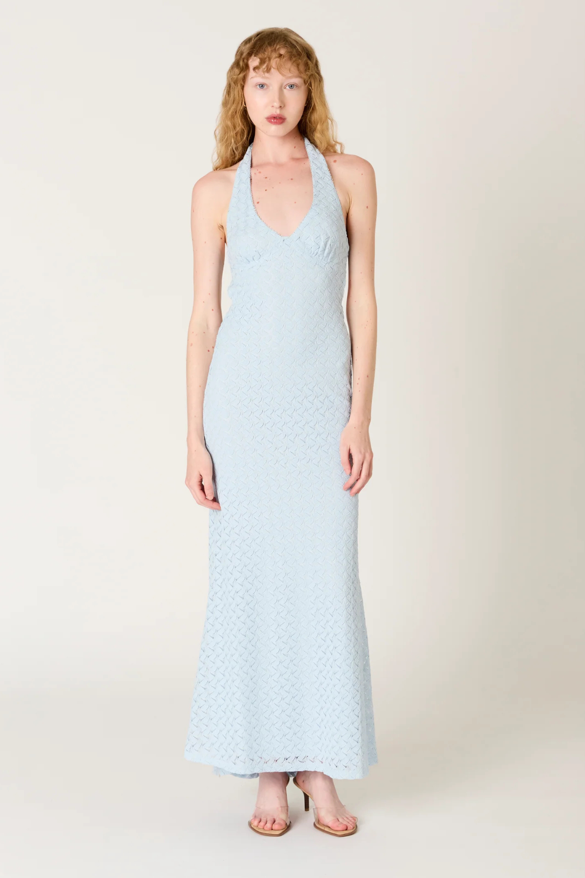 Modelo con vestido maxi azul cielo con espalda descubierta perfecto para bodas, cenas y looks summer luxury