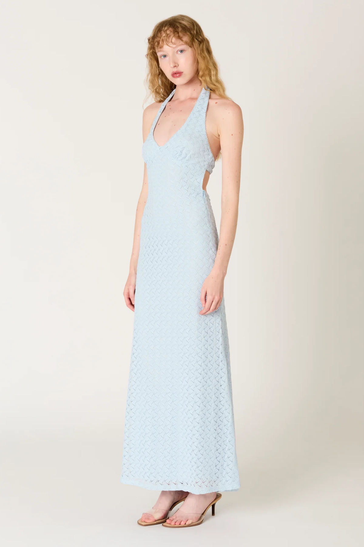 Detalle vestido Pluma sky con tejido ligero y caída elegante ideal para outfits sofisticados y estilo minimal chic